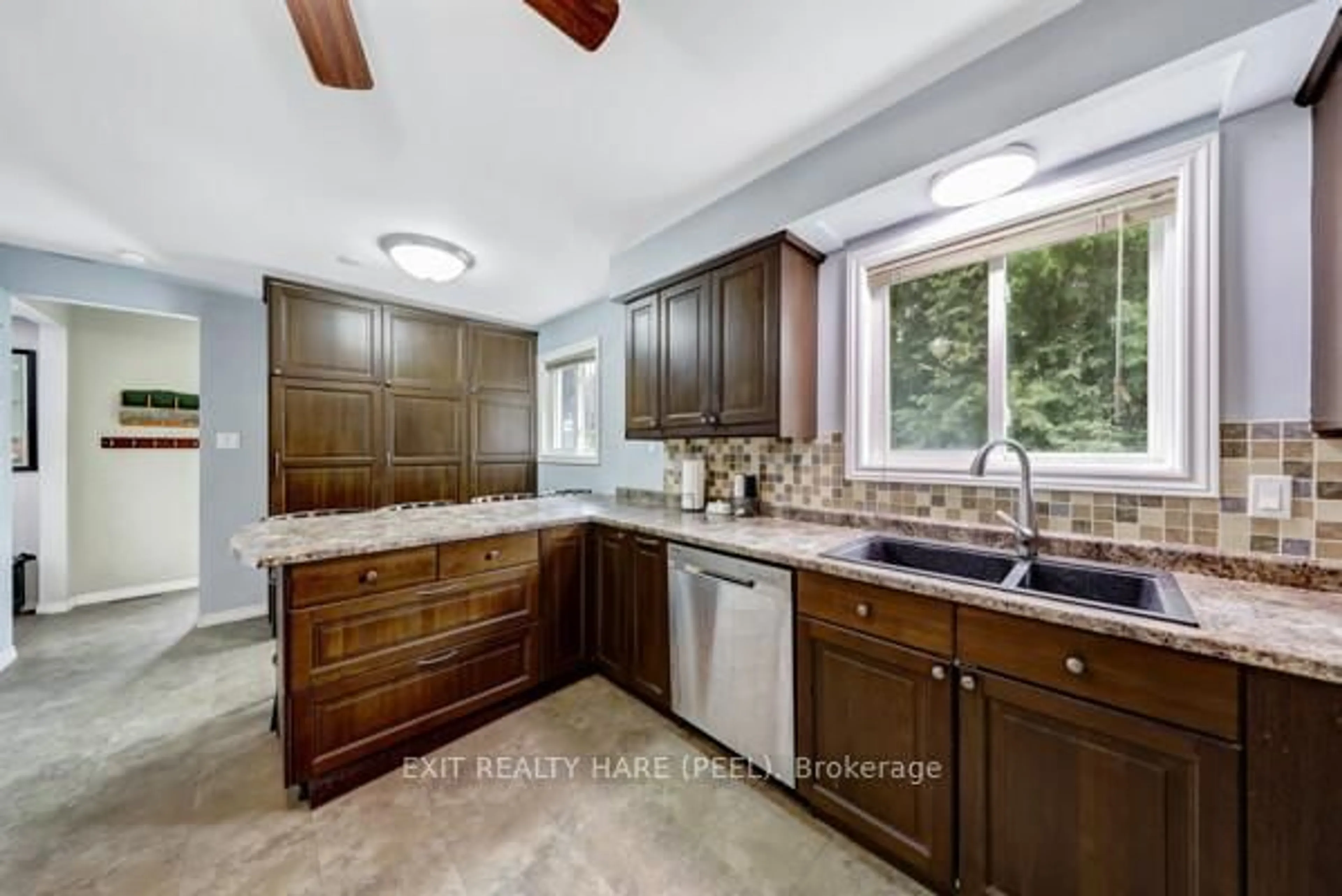 Open concept kitchen, ceramic/tile floor for 16 Lynwood Crt, Brampton Ontario L6V 2X4