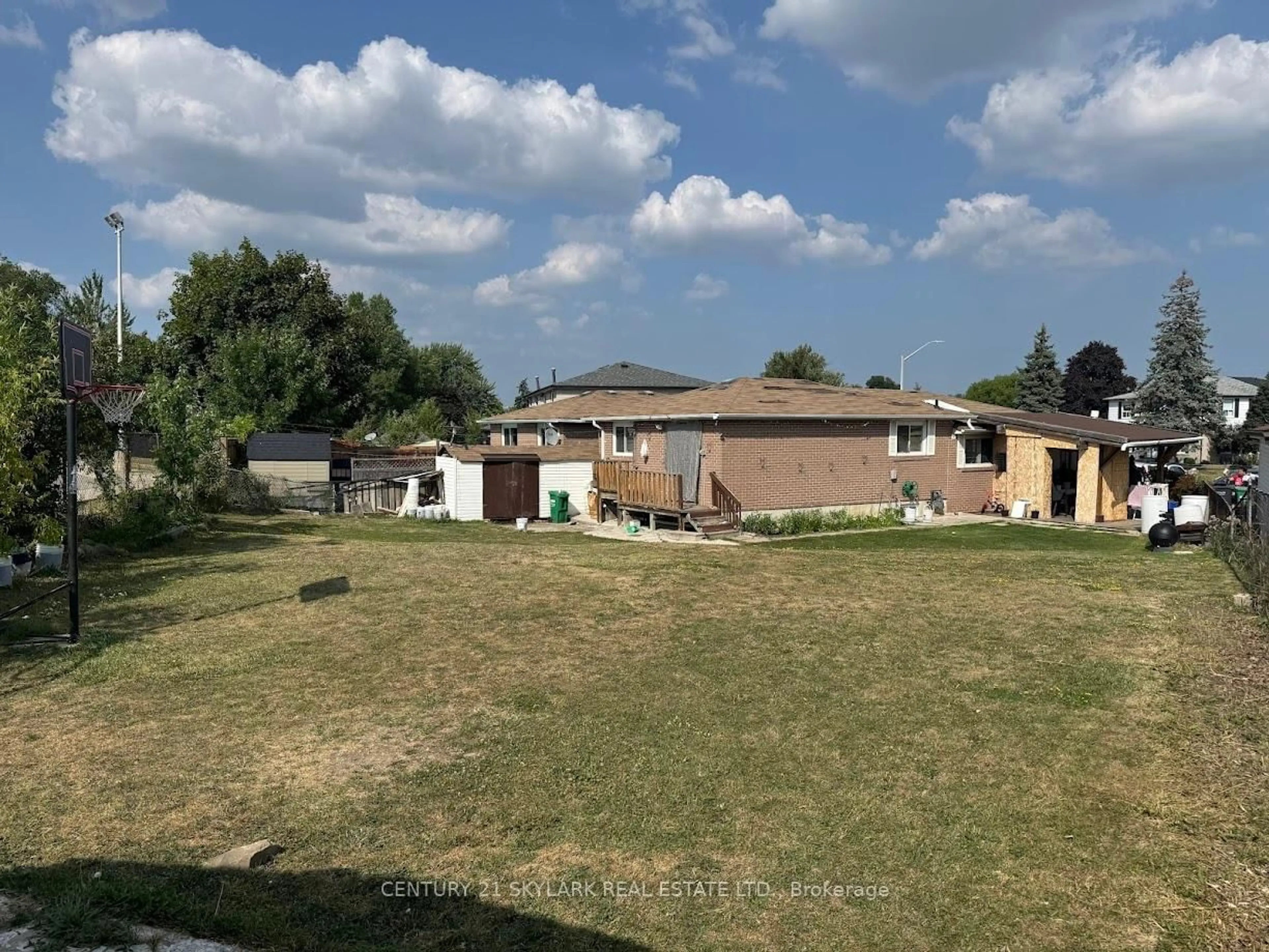 A pic from outside/outdoor area/front of a property/back of a property/a pic from drone, street for 44 Deeside Cres, Brampton Ontario L6T 3L7