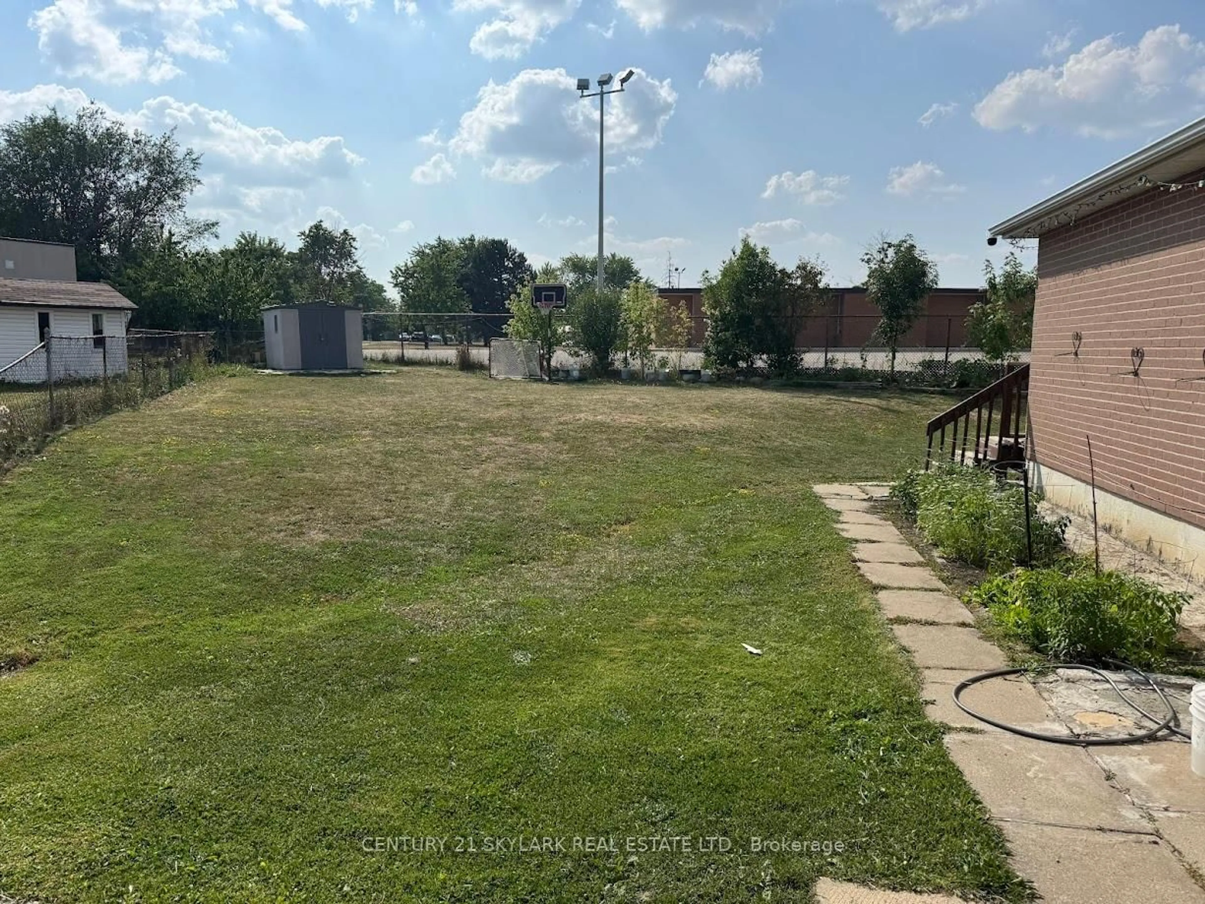 A pic from outside/outdoor area/front of a property/back of a property/a pic from drone, street for 44 Deeside Cres, Brampton Ontario L6T 3L7
