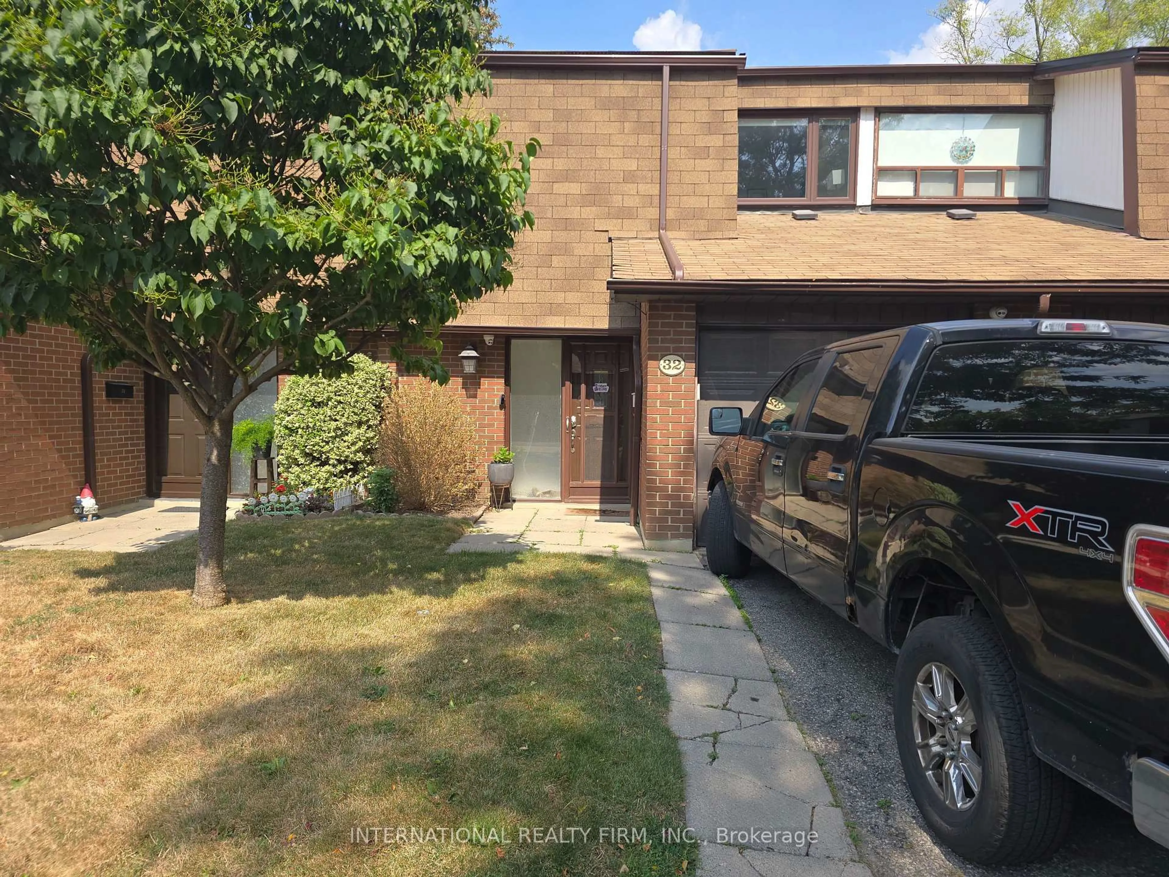 Home with brick exterior material, street for 600 Silver Creek Blvd #32, Mississauga Ontario L5A 2B4