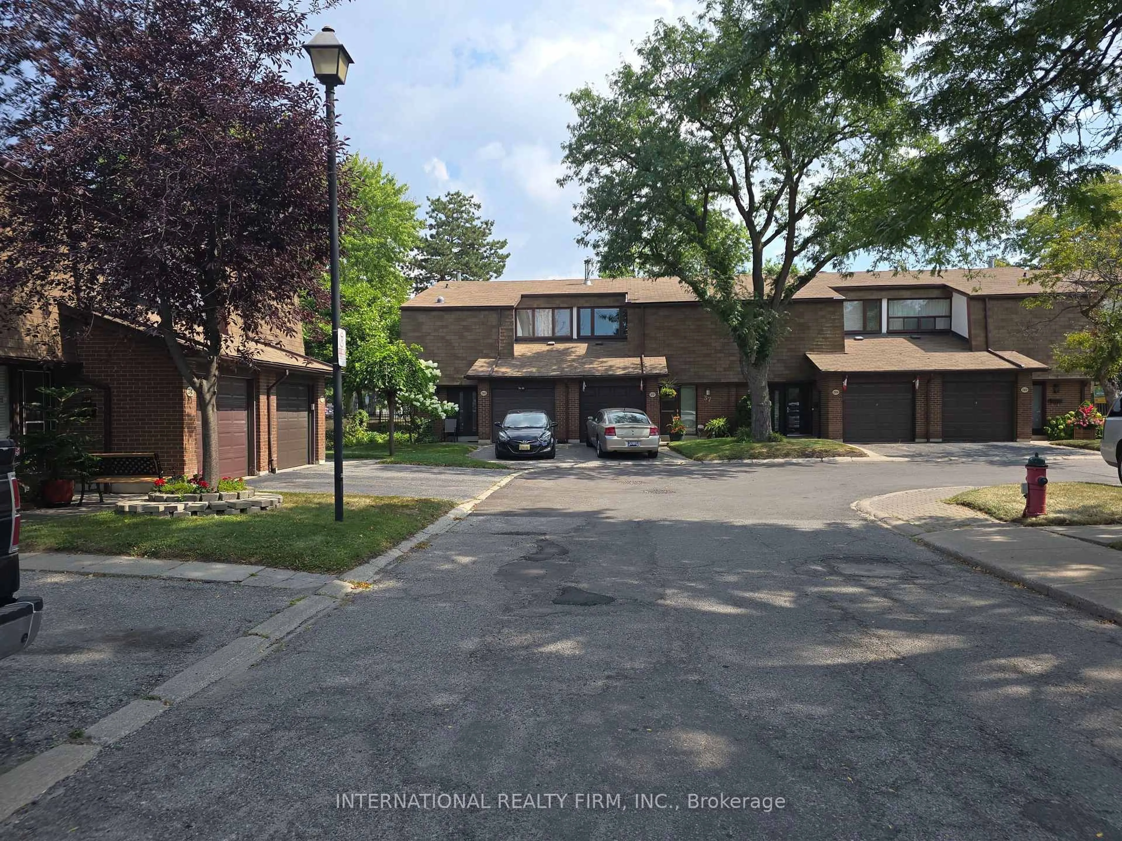 A pic from outside/outdoor area/front of a property/back of a property/a pic from drone, street for 600 Silver Creek Blvd #32, Mississauga Ontario L5A 2B4