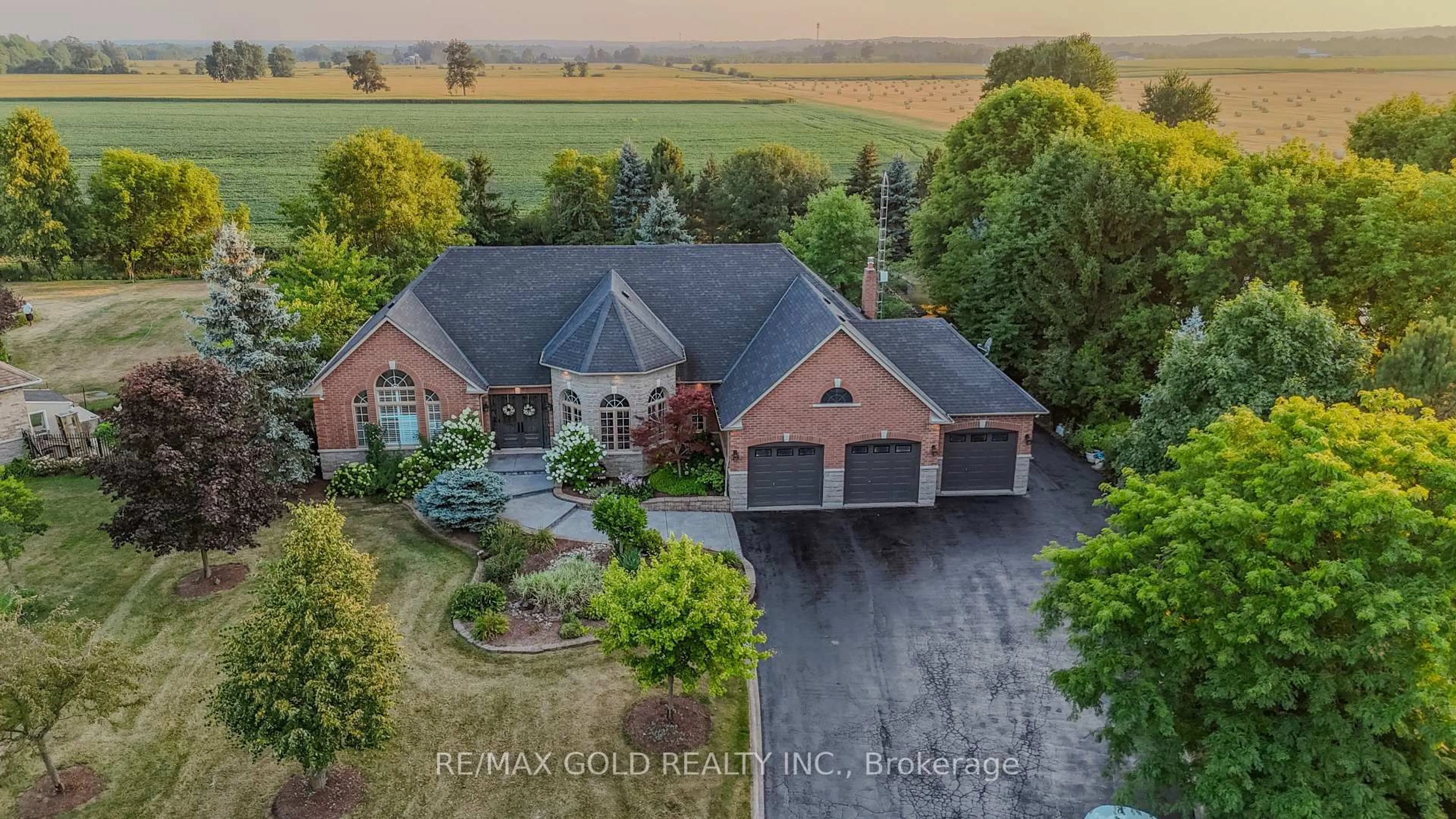 A pic from outside/outdoor area/front of a property/back of a property/a pic from drone, unknown for 12572 Heritage Rd, Caledon Ontario L7C 1T3