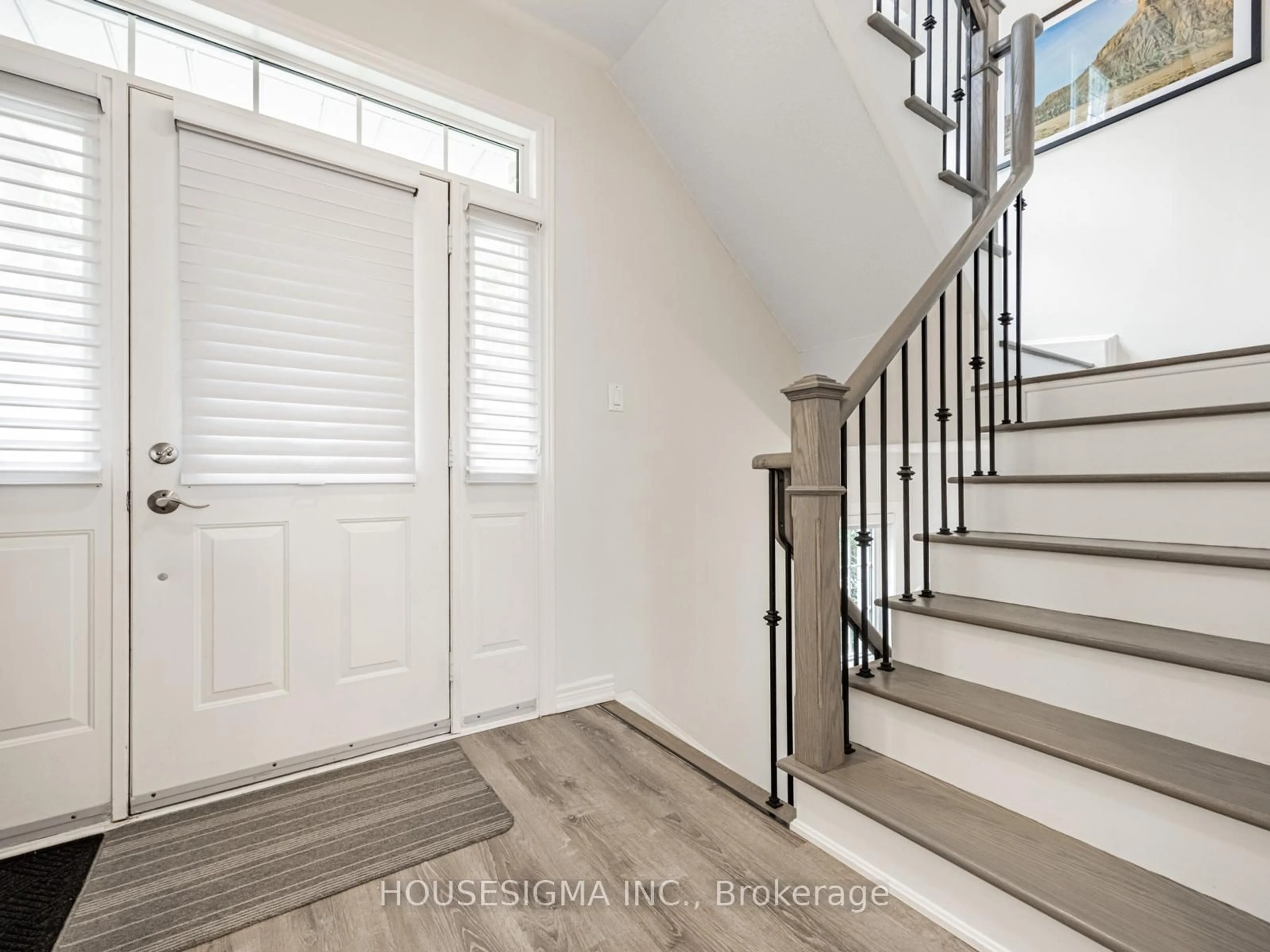 Indoor entryway for 60 Rosewood Ave #206, Mississauga Ontario L5G 4W2