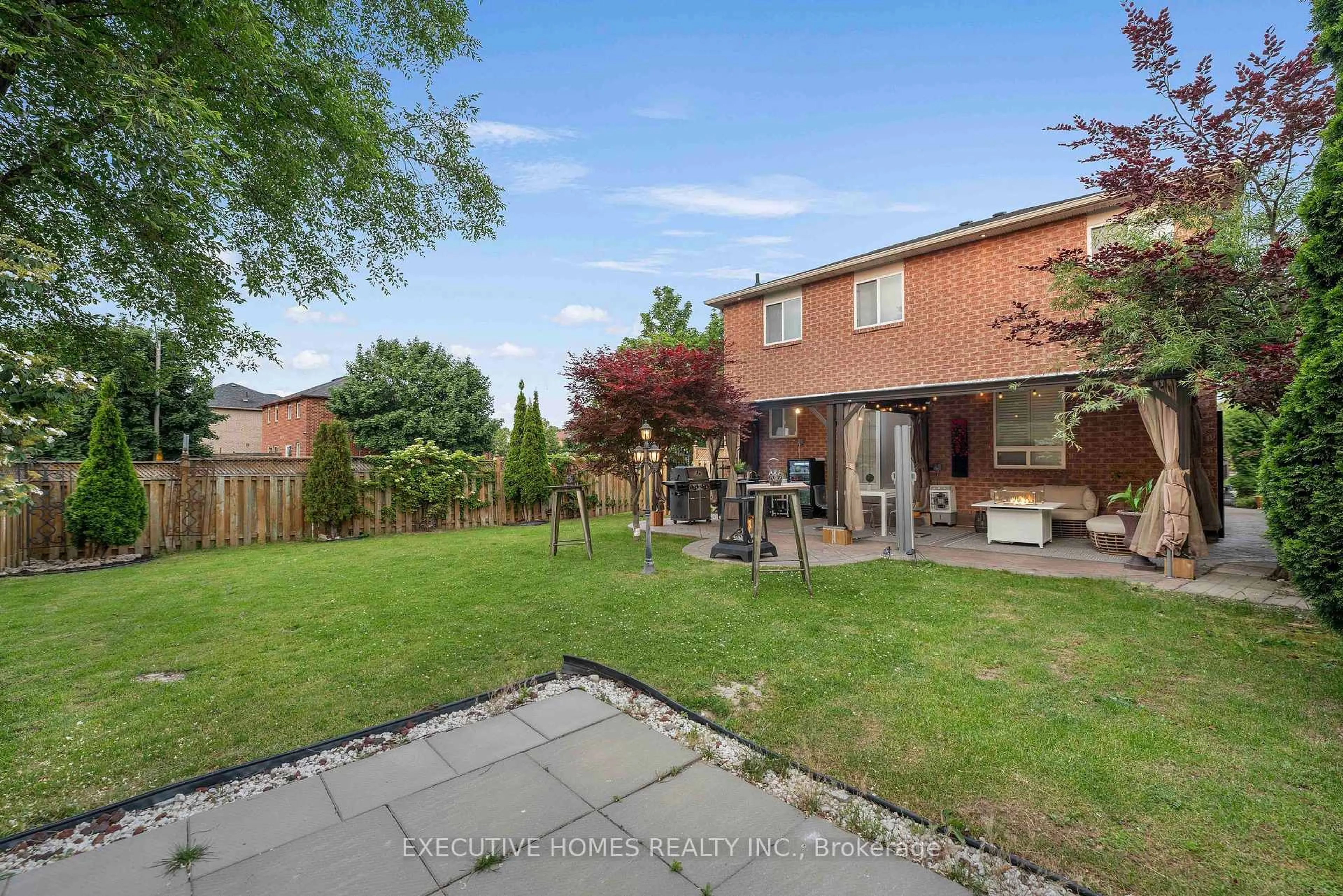 Patio, street for 8 Shallimar Crt, Brampton Ontario L6X 4N2