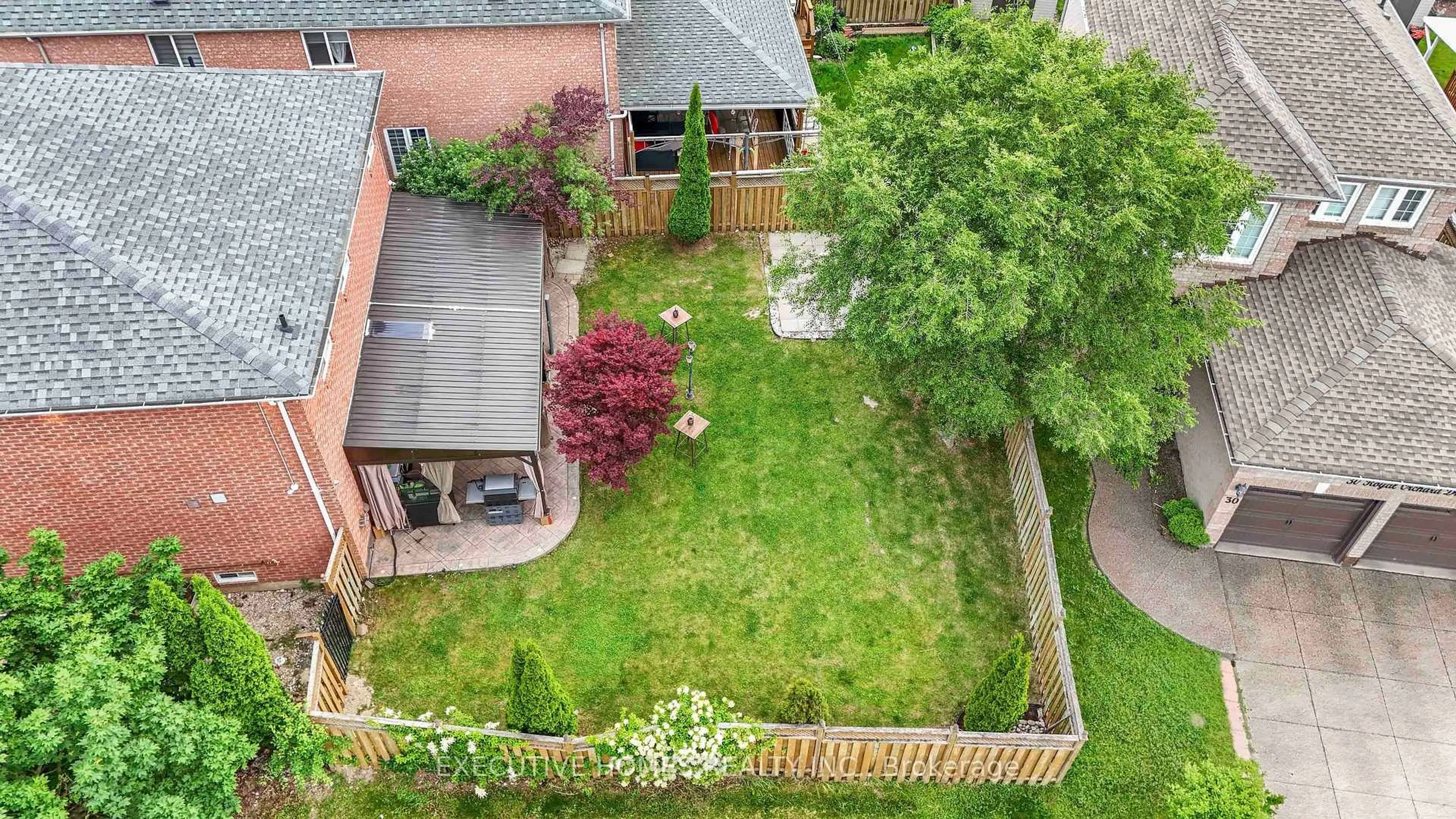 A pic from outside/outdoor area/front of a property/back of a property/a pic from drone, street for 8 Shallimar Crt, Brampton Ontario L6X 4N2