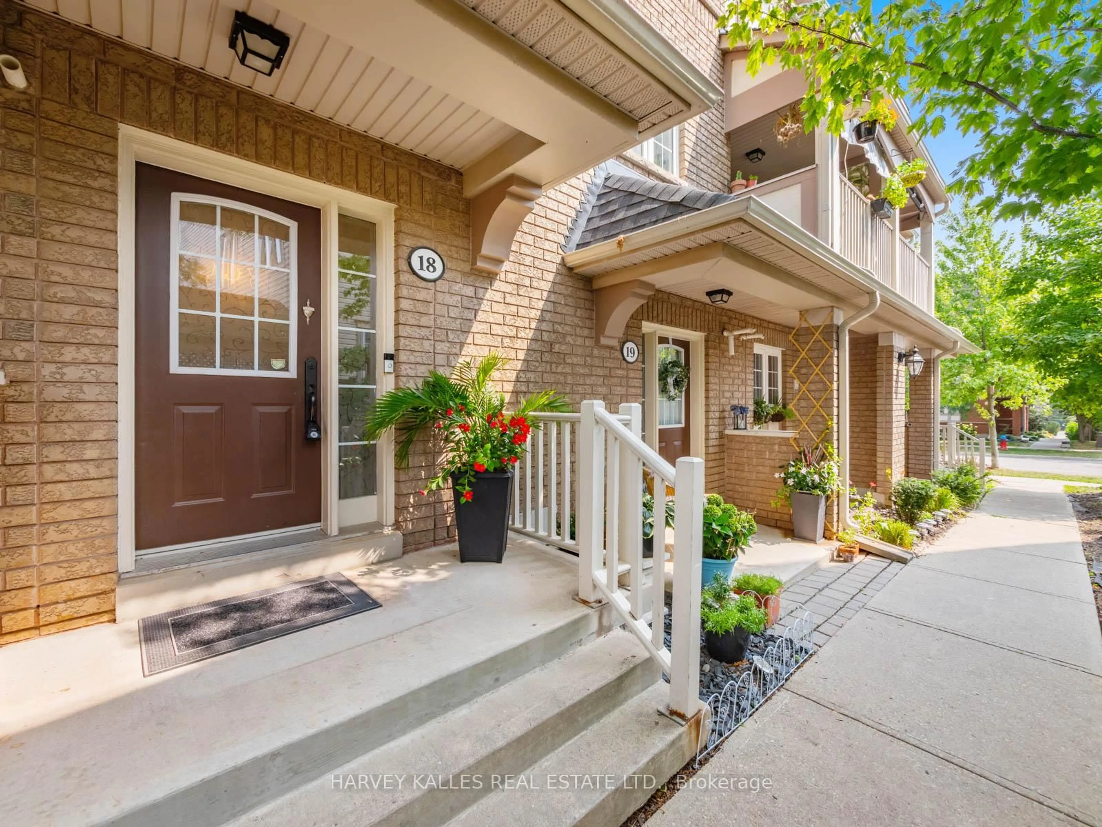 Indoor entryway for 2340 Parkhaven Blvd #18, Oakville Ontario L6H 7S4