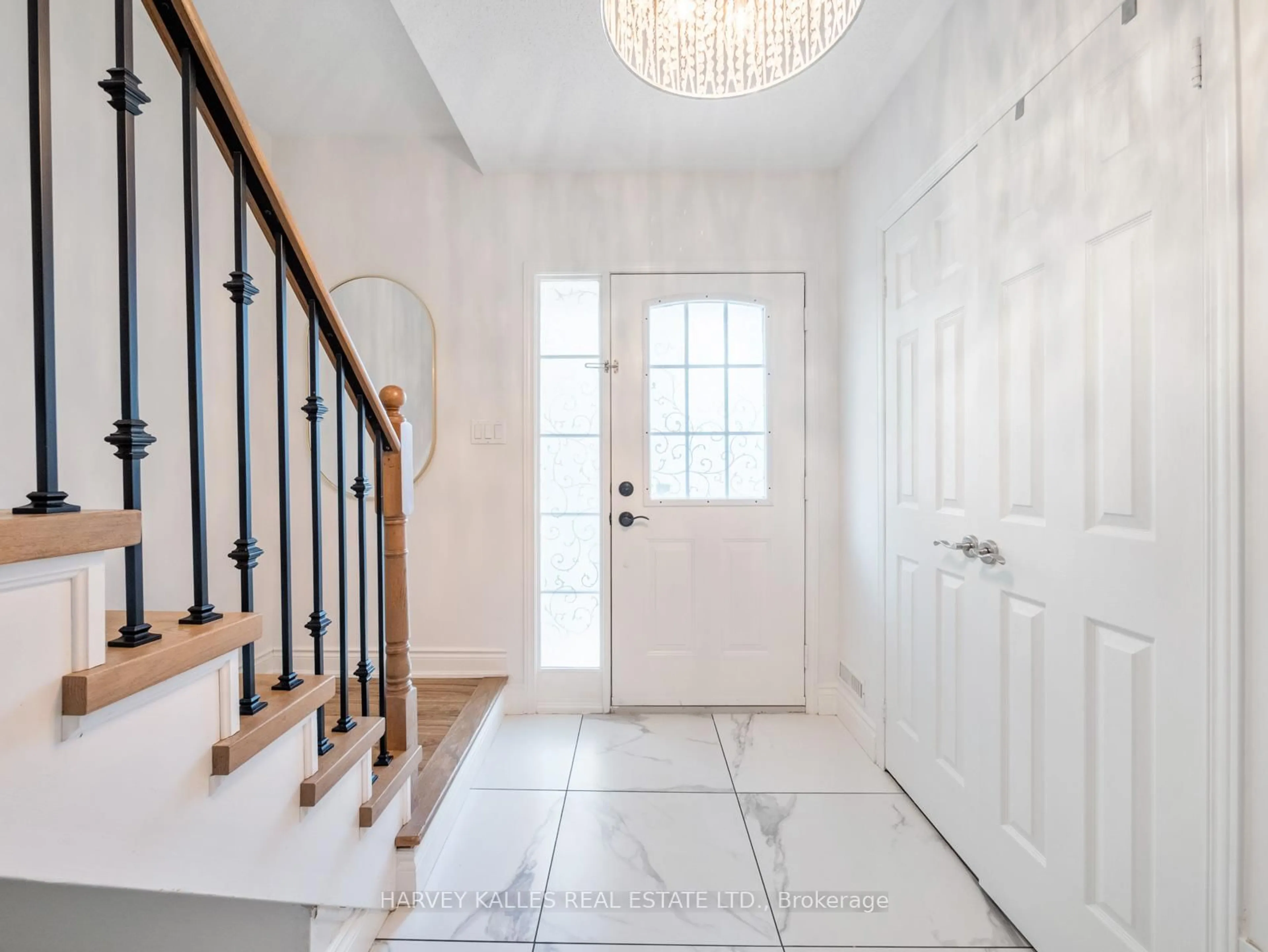 Indoor entryway for 2340 Parkhaven Blvd #18, Oakville Ontario L6H 7S4