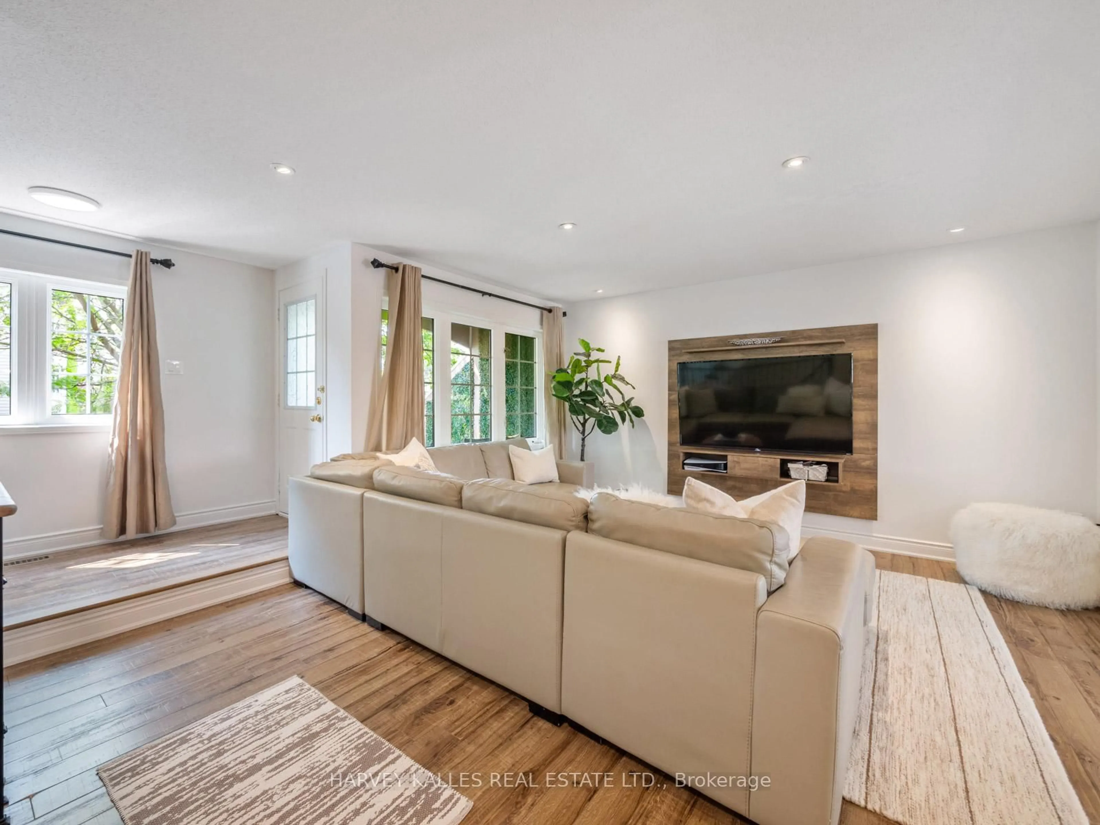 Living room with furniture, unknown for 2340 Parkhaven Blvd #18, Oakville Ontario L6H 7S4
