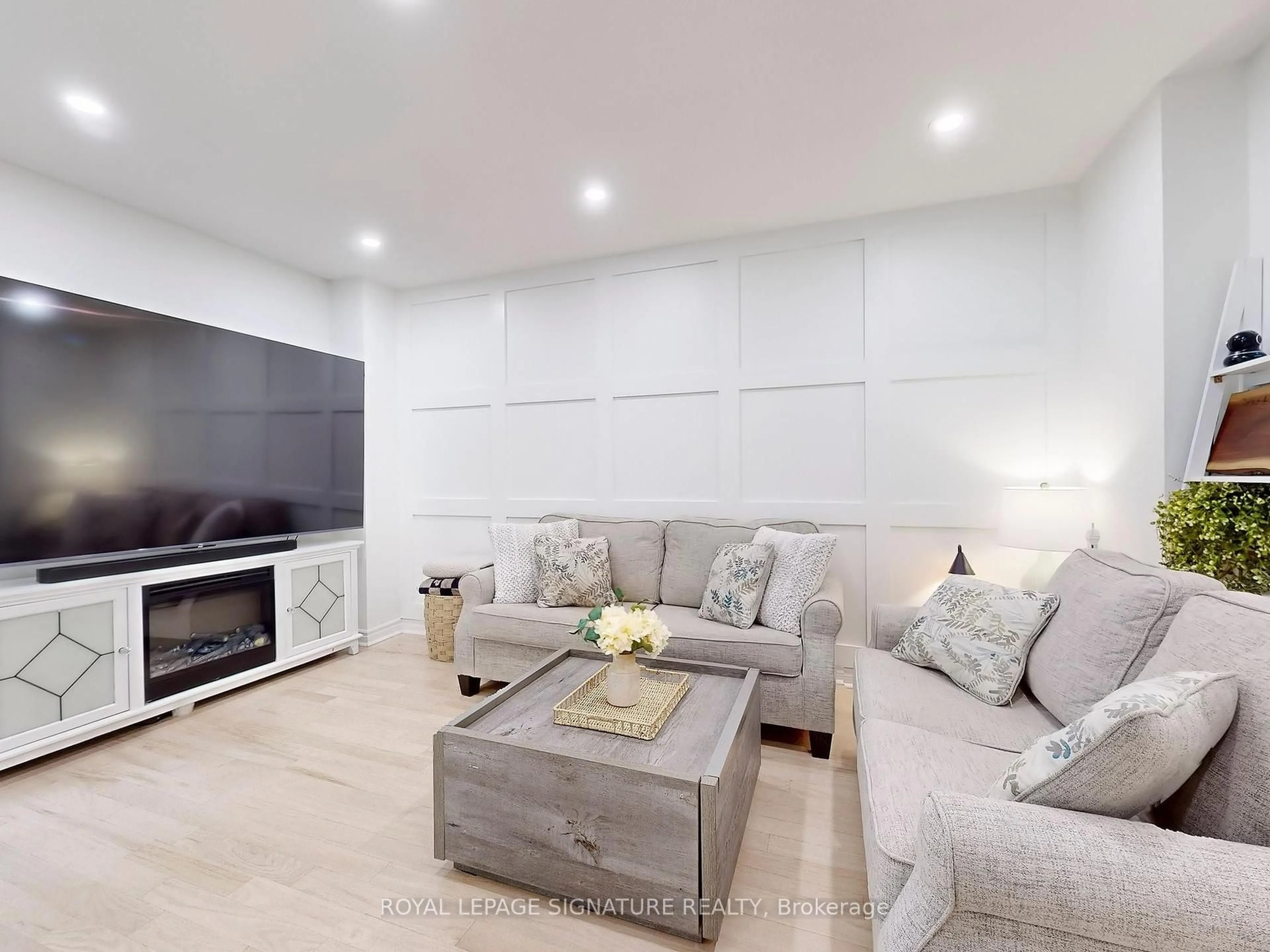 Living room with furniture, unknown for 4171 Glen Erin Dr #17, Mississauga Ontario L5L 2G3