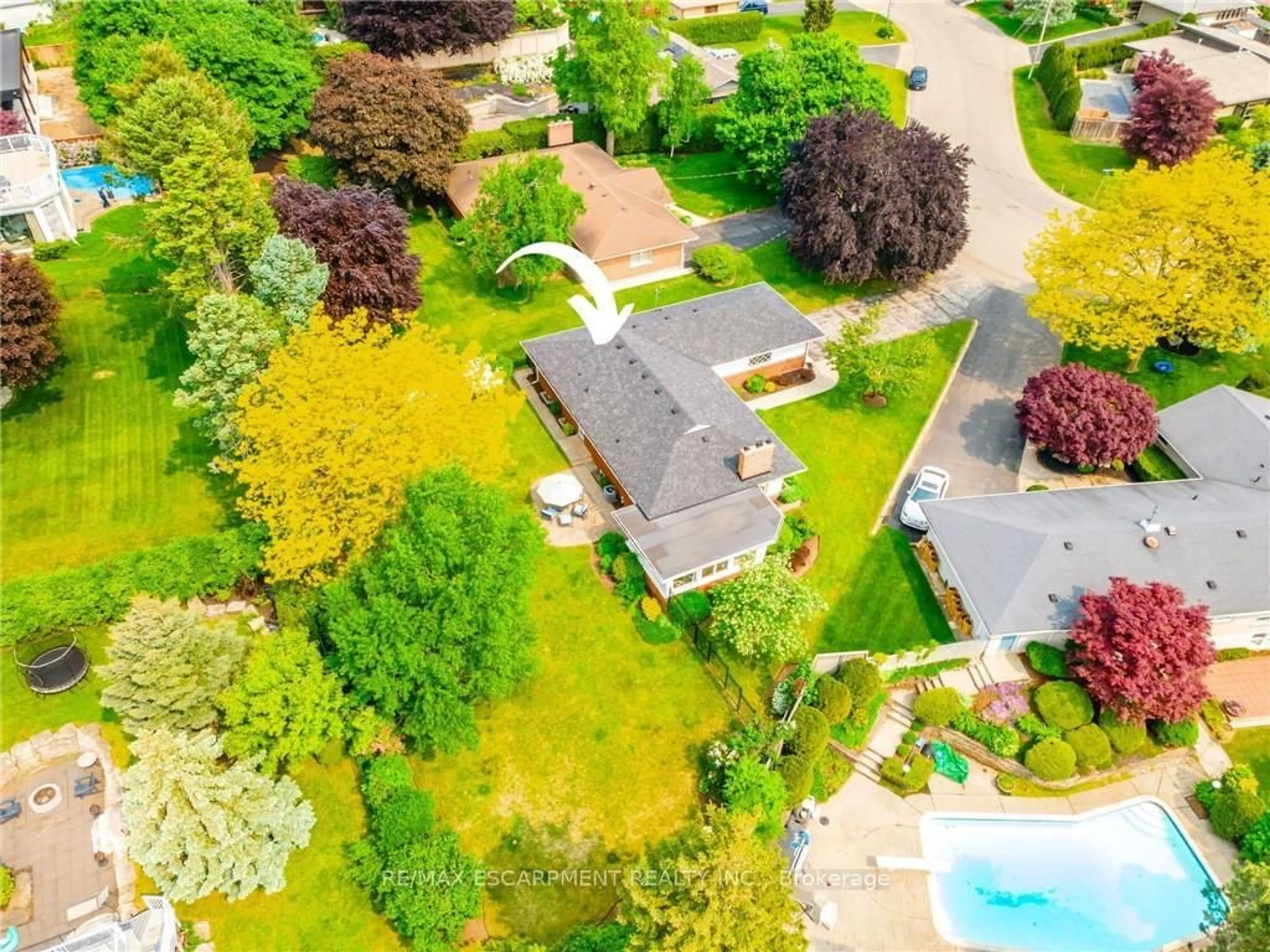 A pic from outside/outdoor area/front of a property/back of a property/a pic from drone, street for 426 North Shore Blvd, Burlington Ontario L7T 1A8