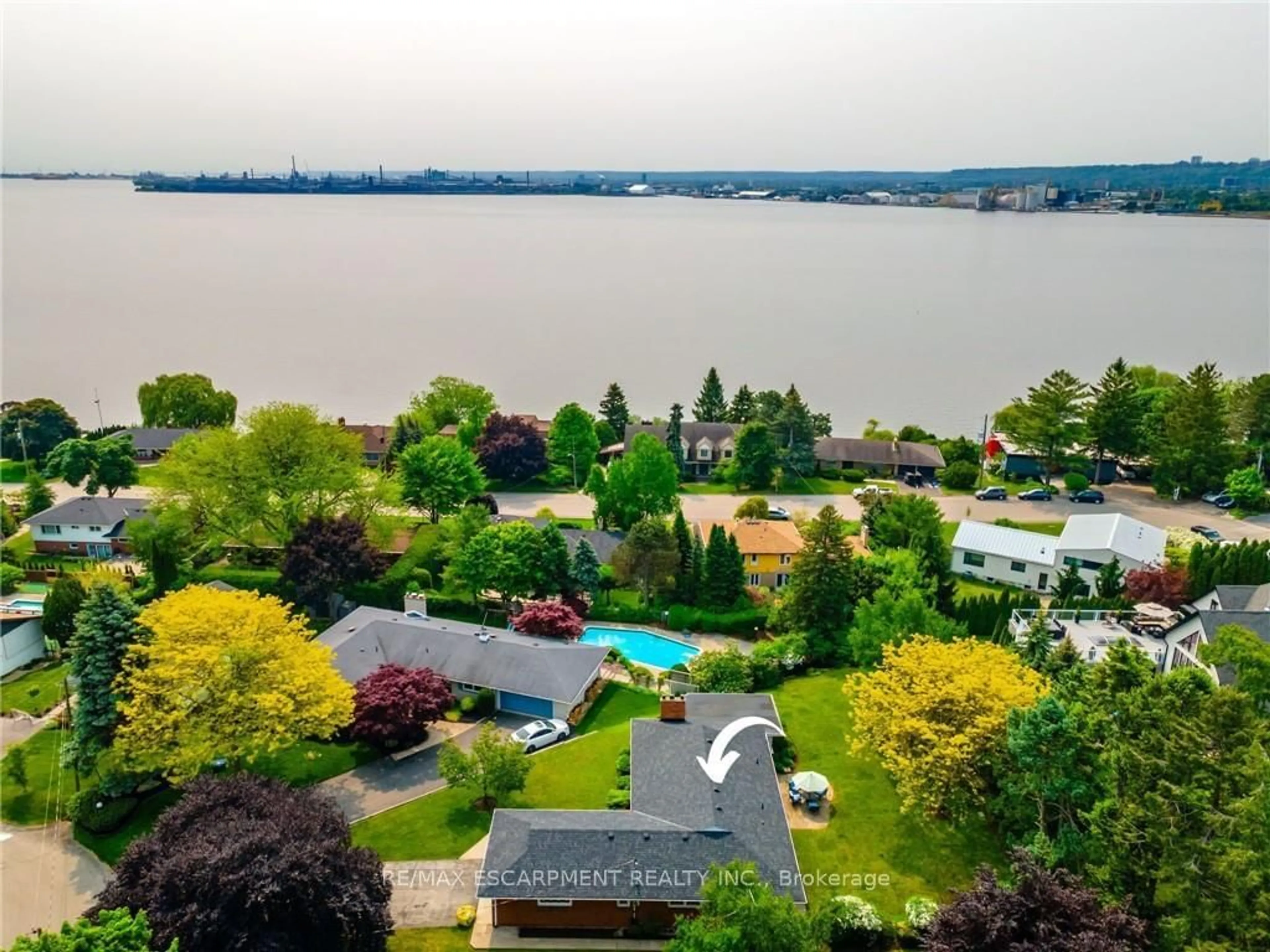 A pic from outside/outdoor area/front of a property/back of a property/a pic from drone, water/lake/river/ocean view for 426 North Shore Blvd, Burlington Ontario L7T 1A8