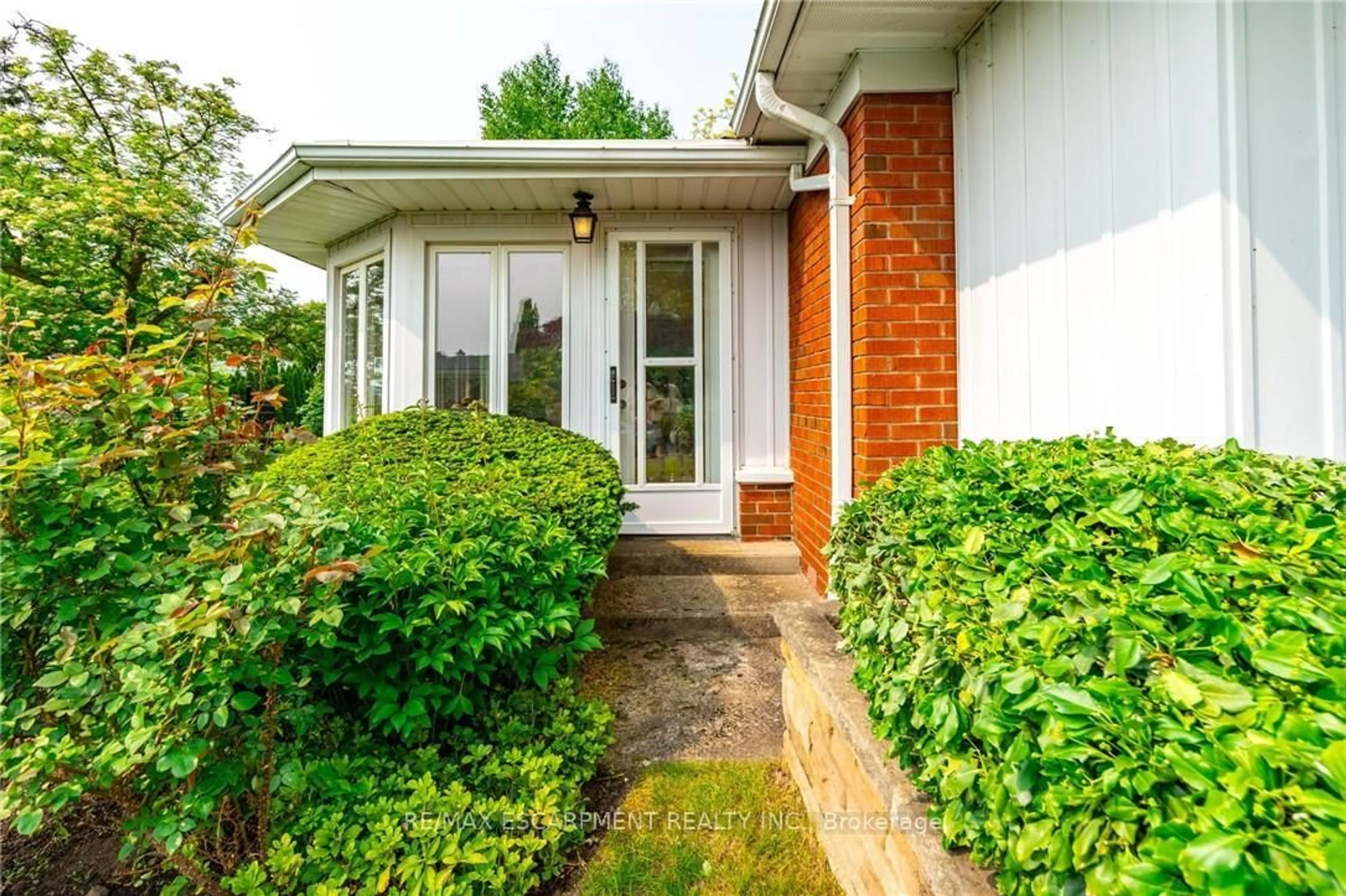 Home with brick exterior material, street for 426 North Shore Blvd, Burlington Ontario L7T 1A8
