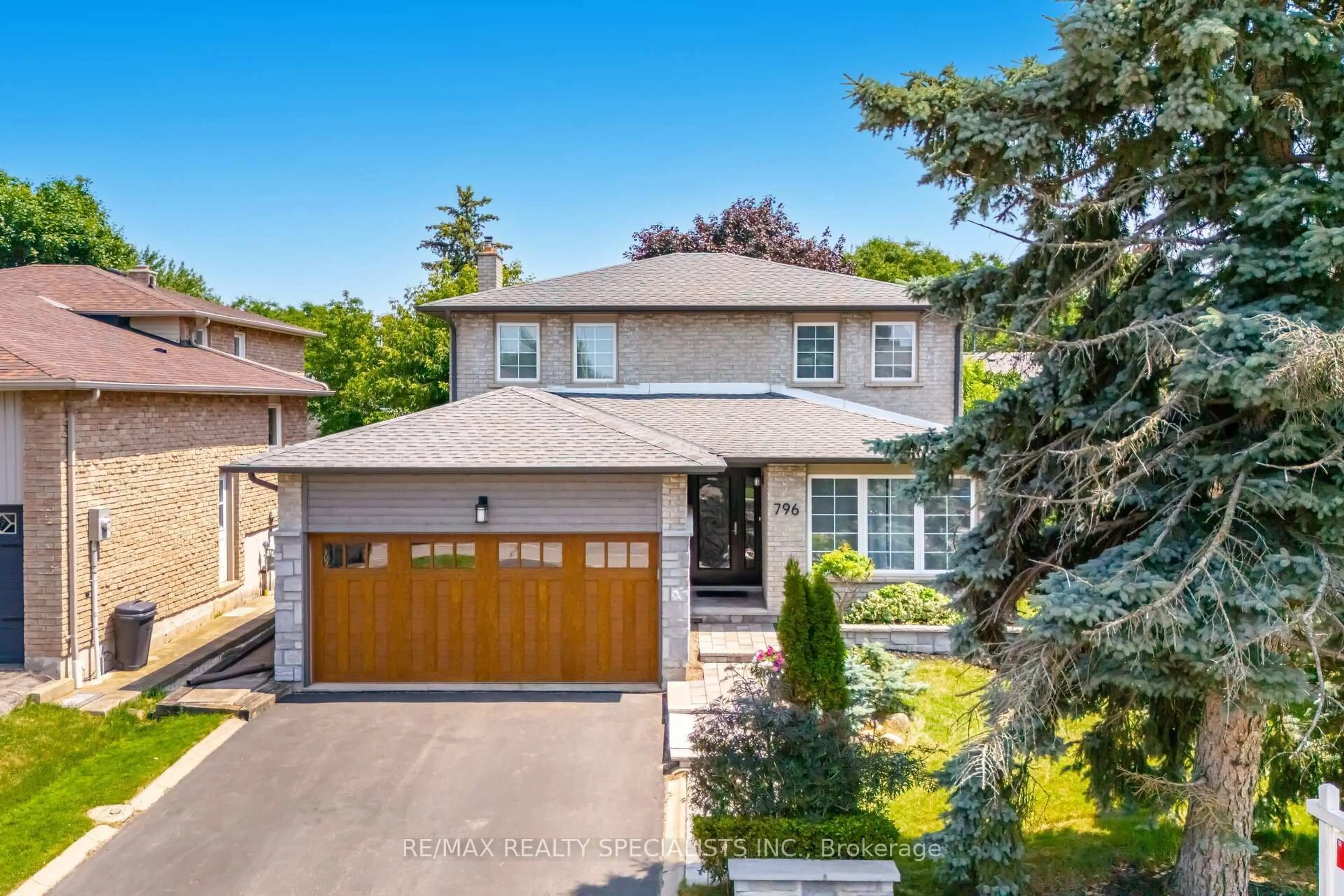 A pic from outside/outdoor area/front of a property/back of a property/a pic from drone, street for 796 Childs Dr, Milton Ontario L9T 4J2