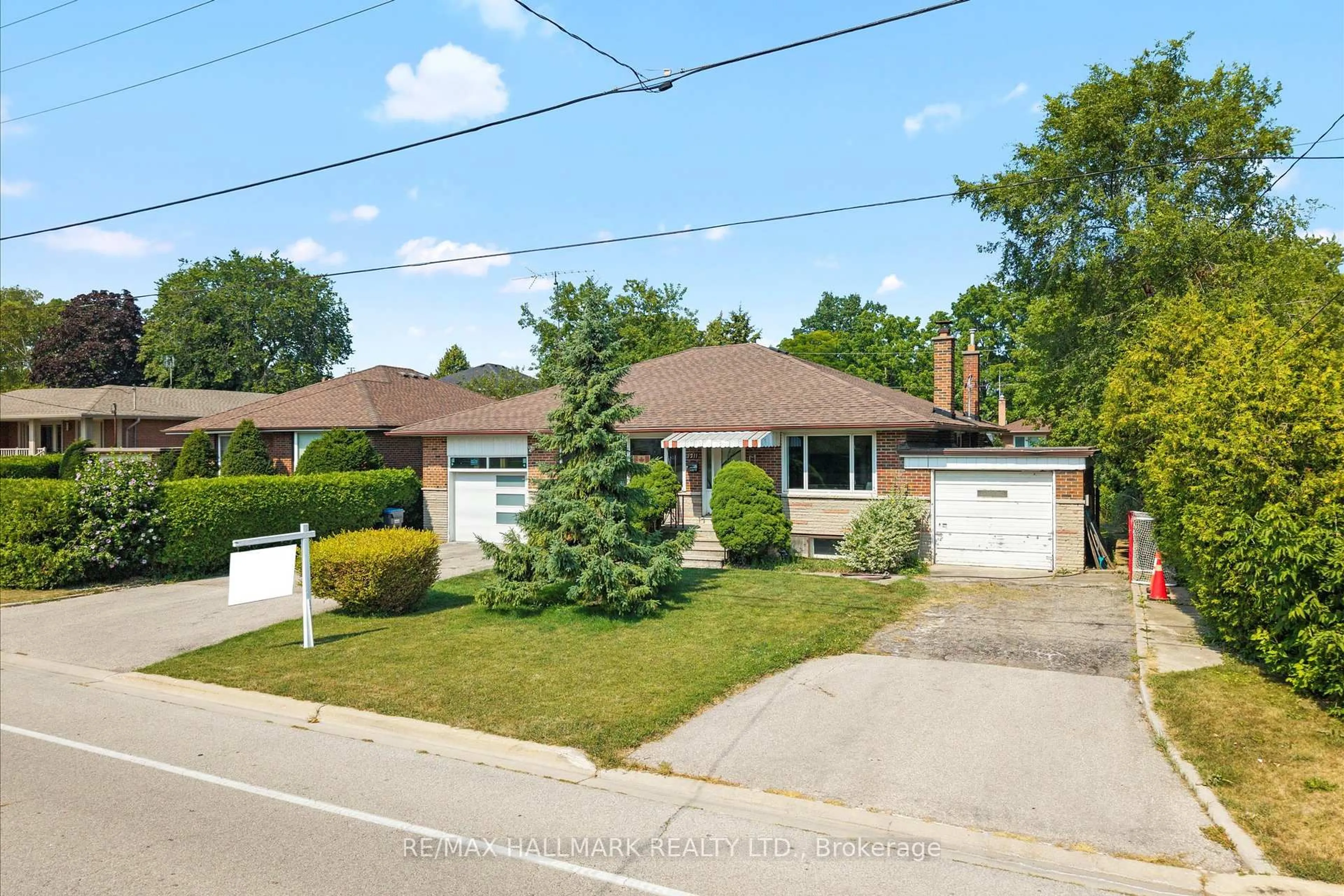 A pic from outside/outdoor area/front of a property/back of a property/a pic from drone, street for 1211 Ogden Ave, Mississauga Ontario L5E 2H2