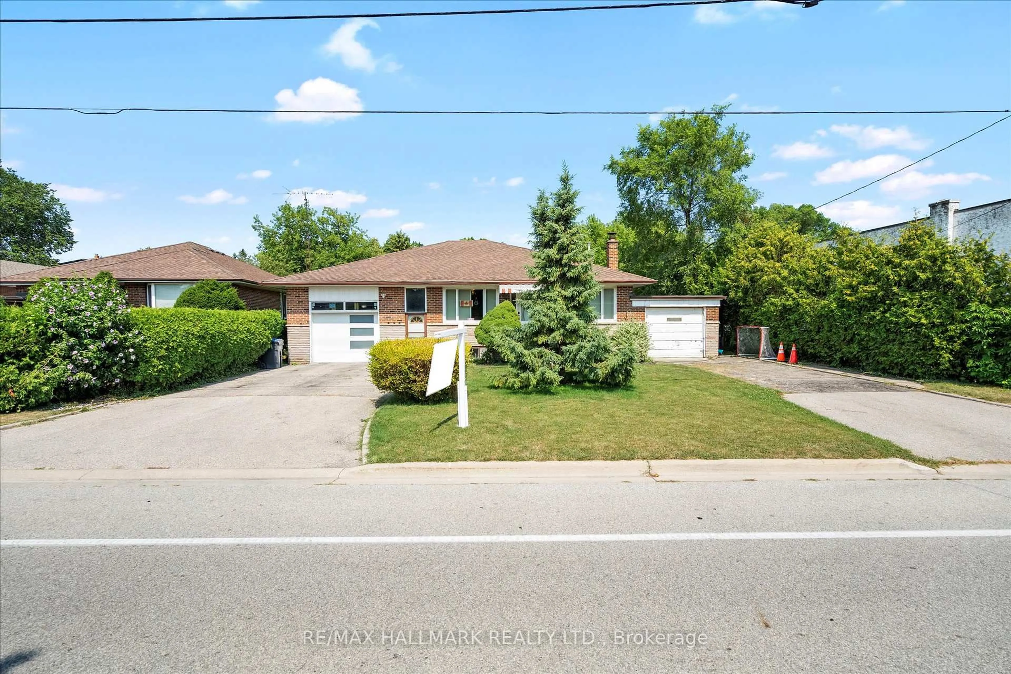 A pic from outside/outdoor area/front of a property/back of a property/a pic from drone, street for 1211 Ogden Ave, Mississauga Ontario L5E 2H2