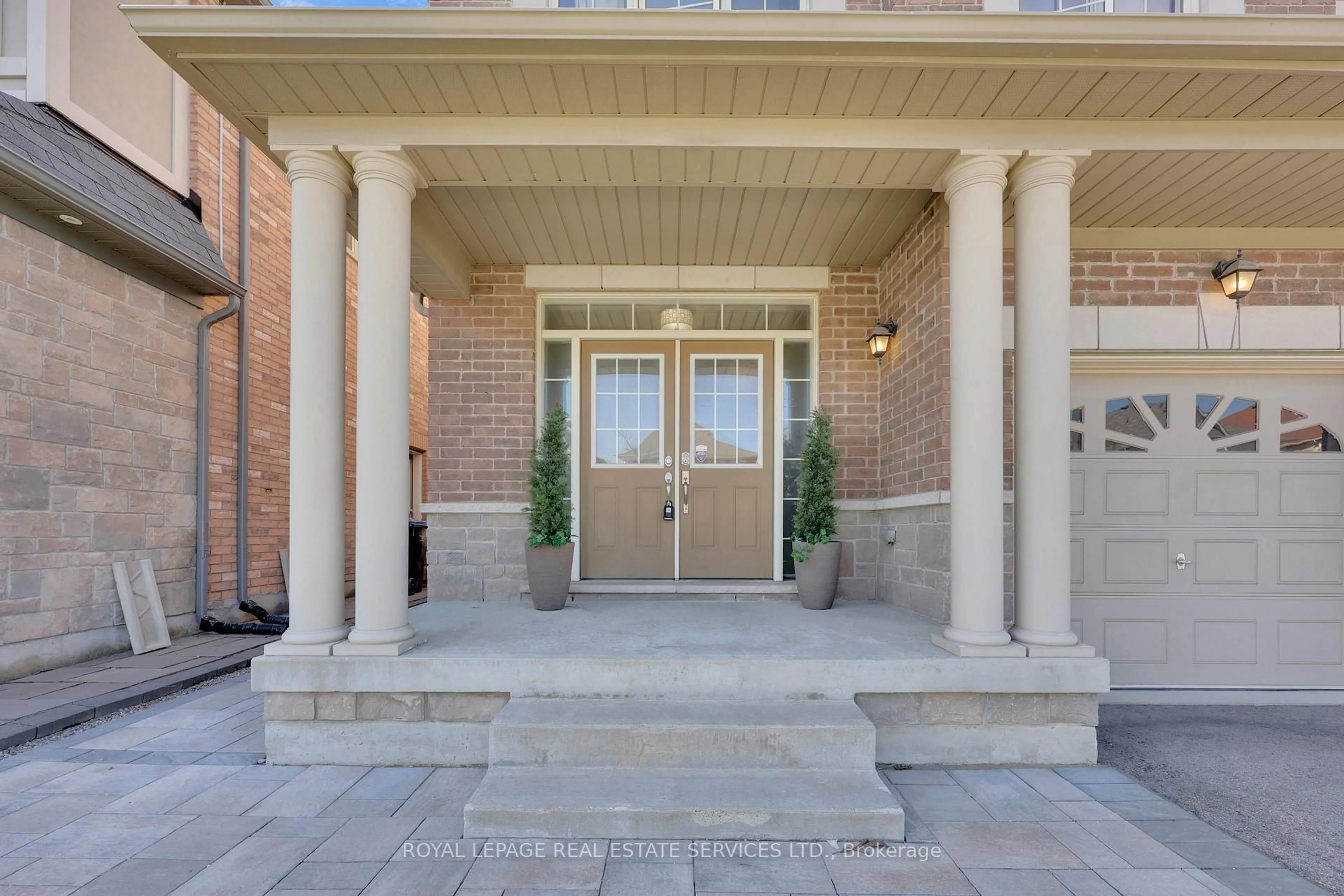 Indoor entryway for 60 Valleyway Dr, Brampton Ontario L6X 5G1