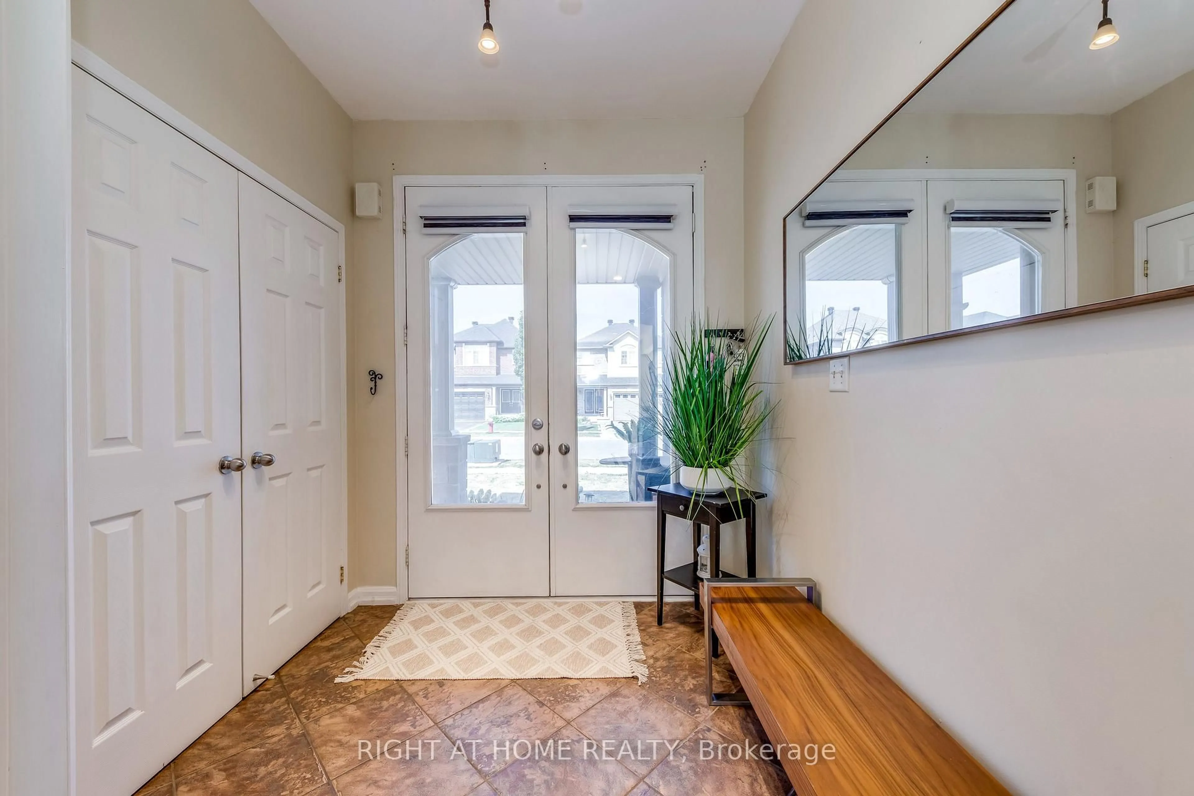 Indoor entryway for 3048 Jenn Ave, Burlington Ontario L7M 0C8
