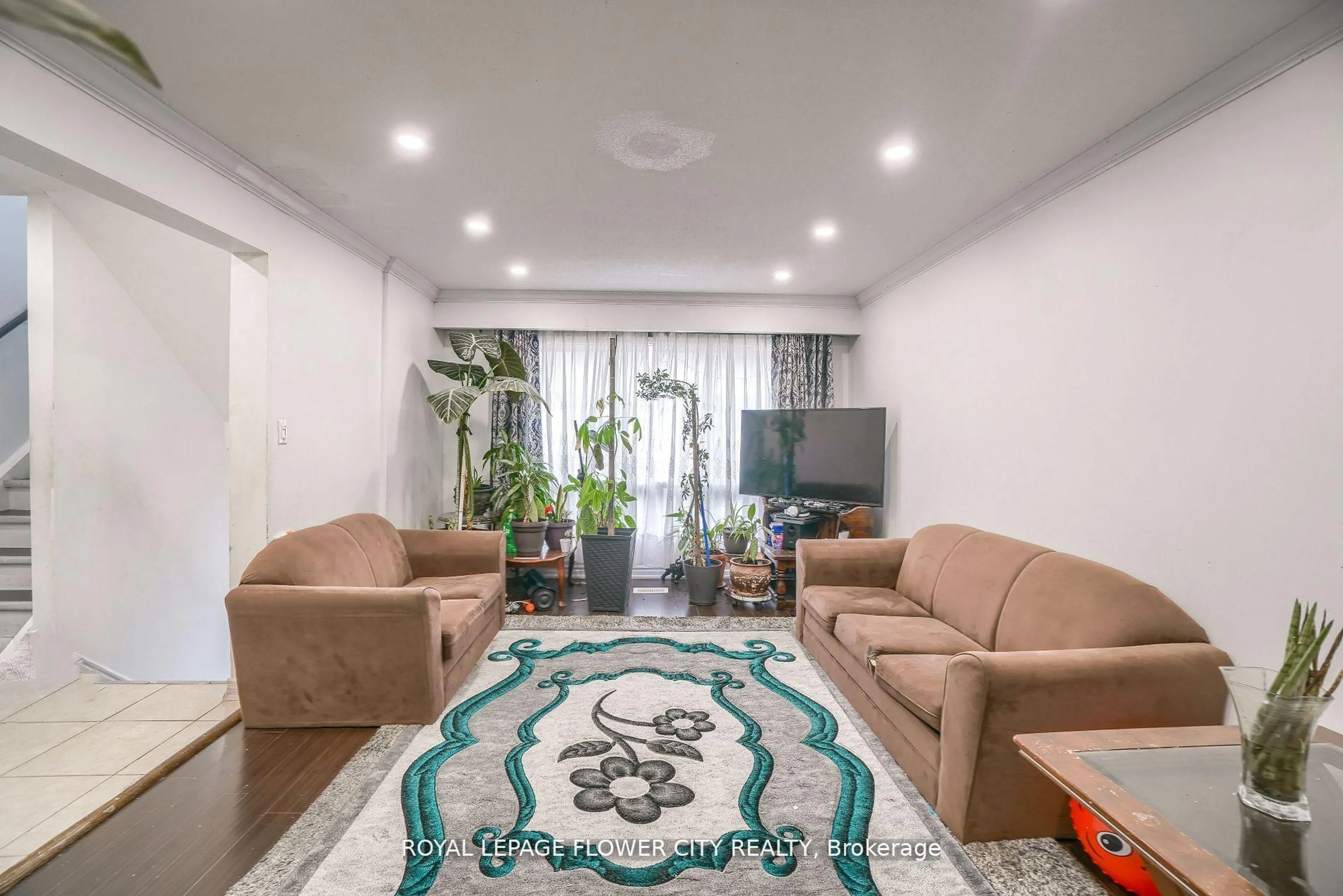 Living room with furniture, carpet floor for 7475 Goreway Dr #49, Mississauga Ontario L4T 3T3