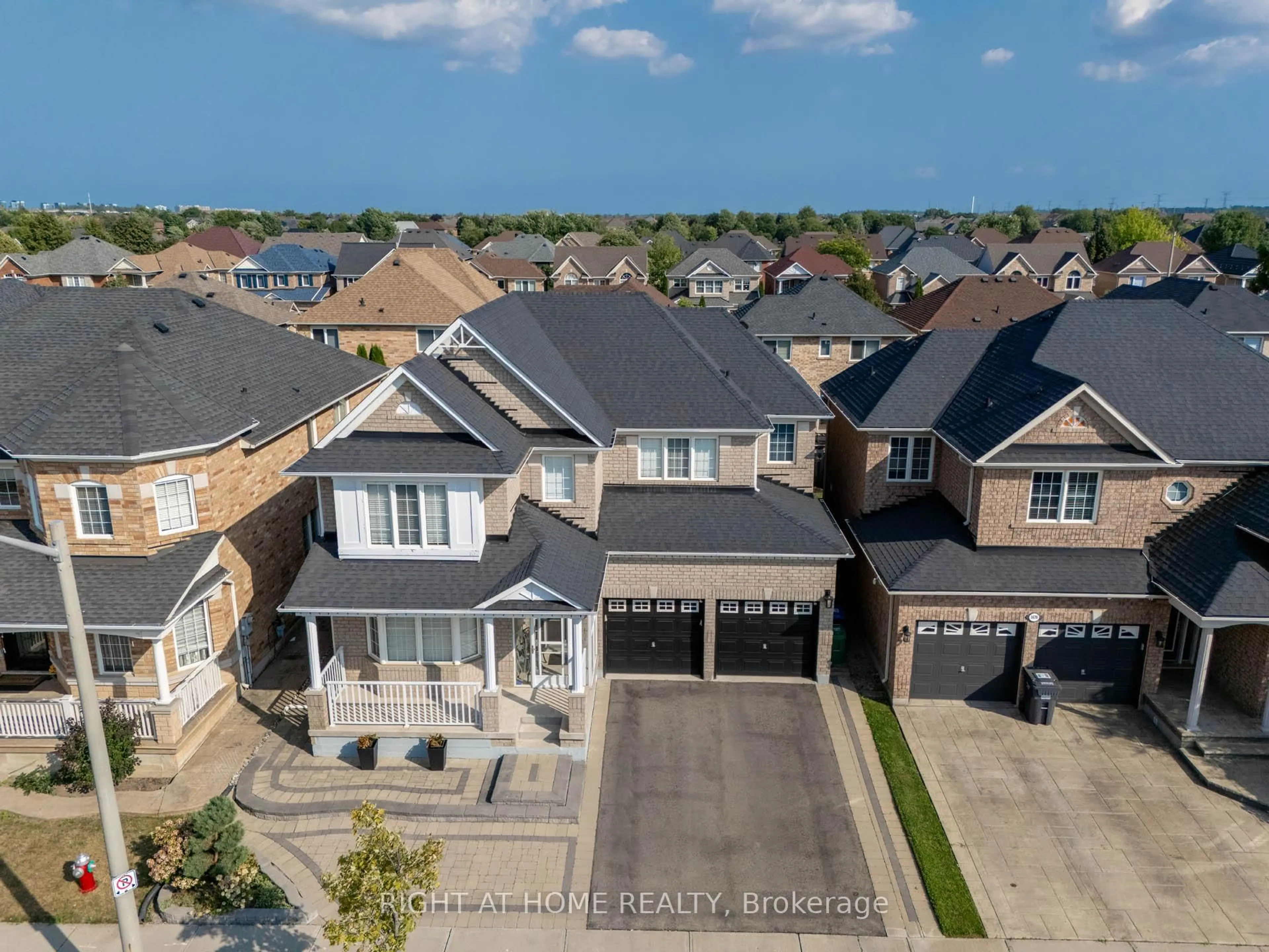 A pic from outside/outdoor area/front of a property/back of a property/a pic from drone, street for 3672 Swanson Dr, Mississauga Ontario L5N 8J6