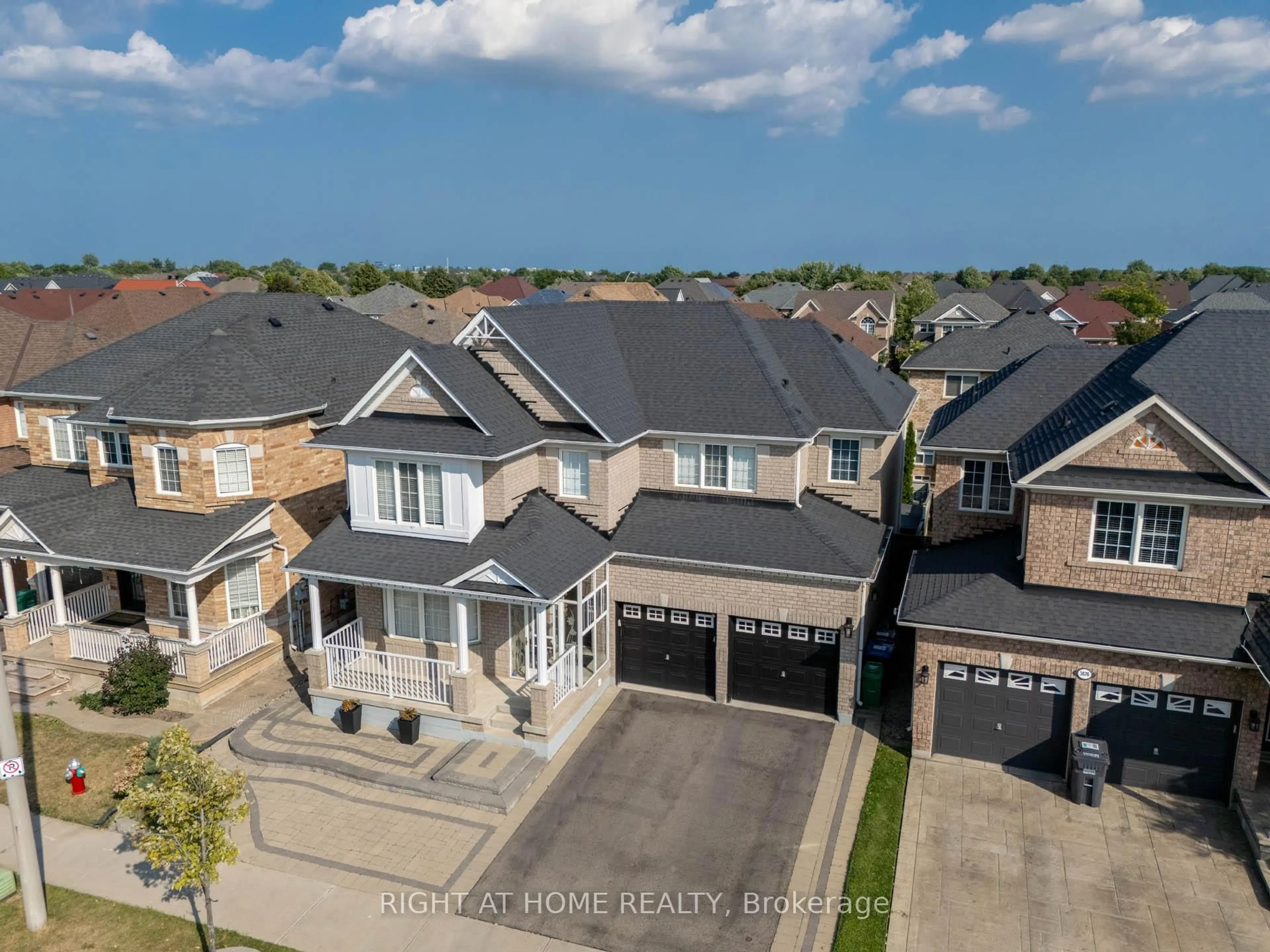 A pic from outside/outdoor area/front of a property/back of a property/a pic from drone, street for 3672 Swanson Dr, Mississauga Ontario L5N 8J6
