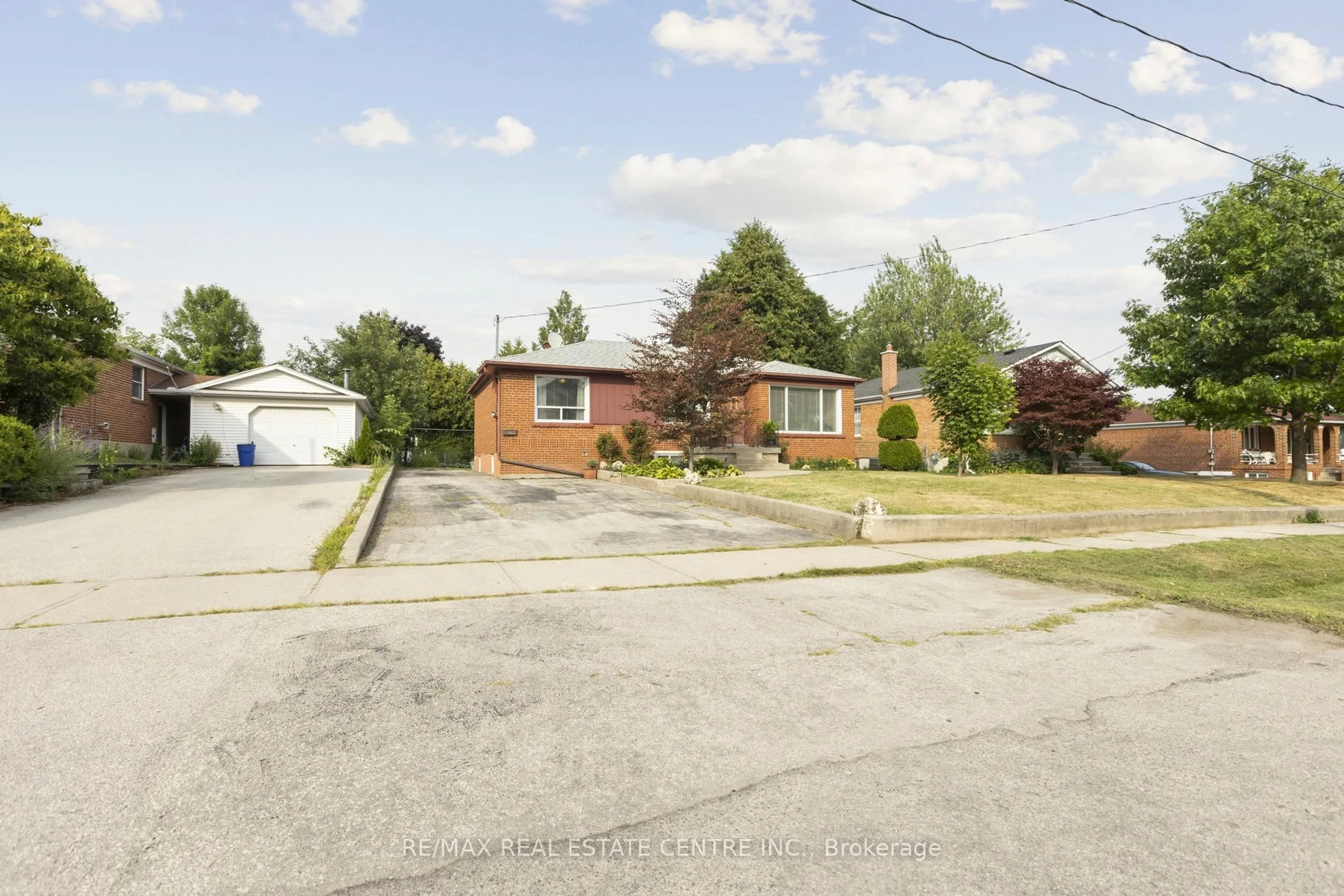 A pic from outside/outdoor area/front of a property/back of a property/a pic from drone, street for 249 Southview Rd, Oakville Ontario L6K 2P2
