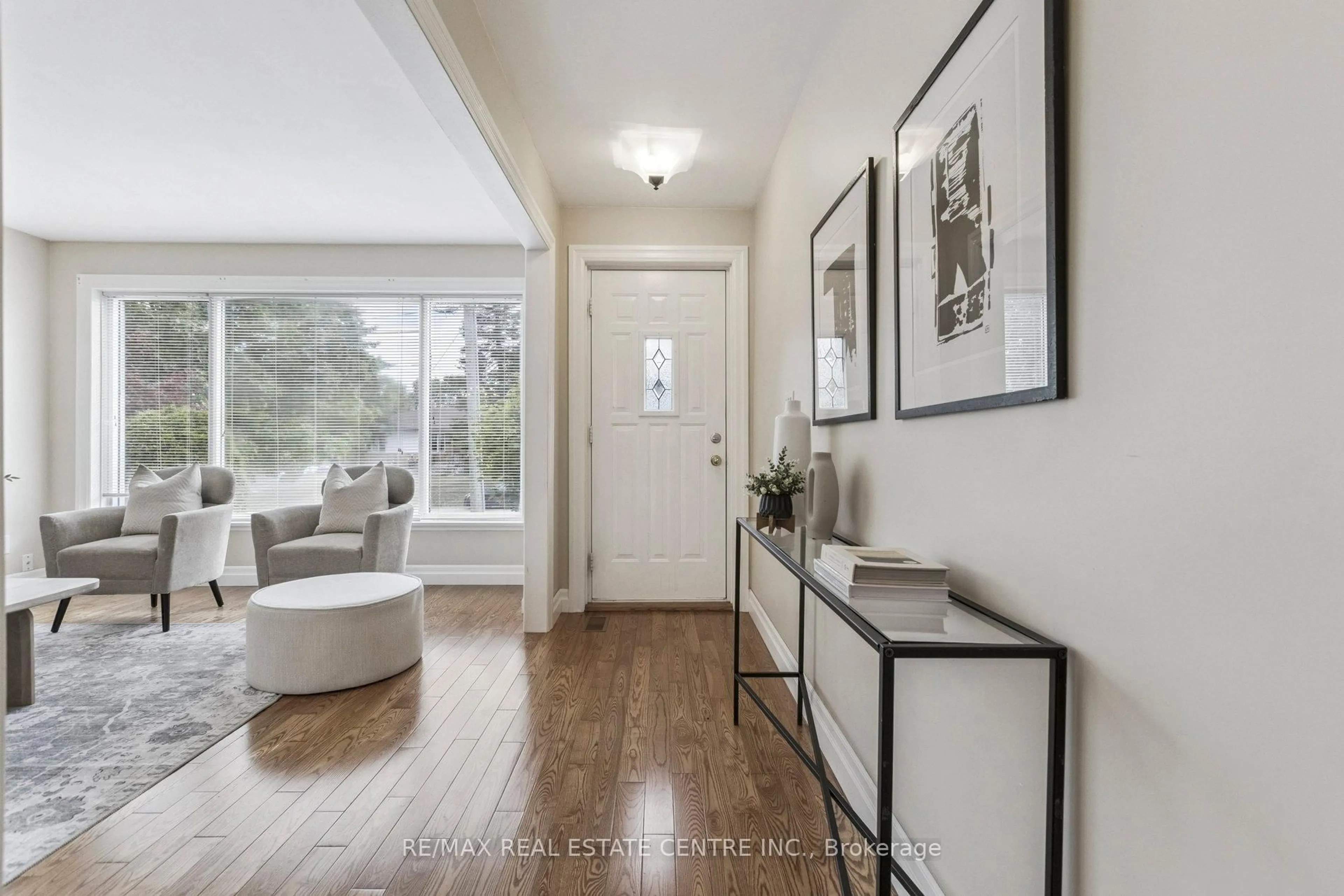 Indoor entryway for 249 Southview Rd, Oakville Ontario L6K 2P2