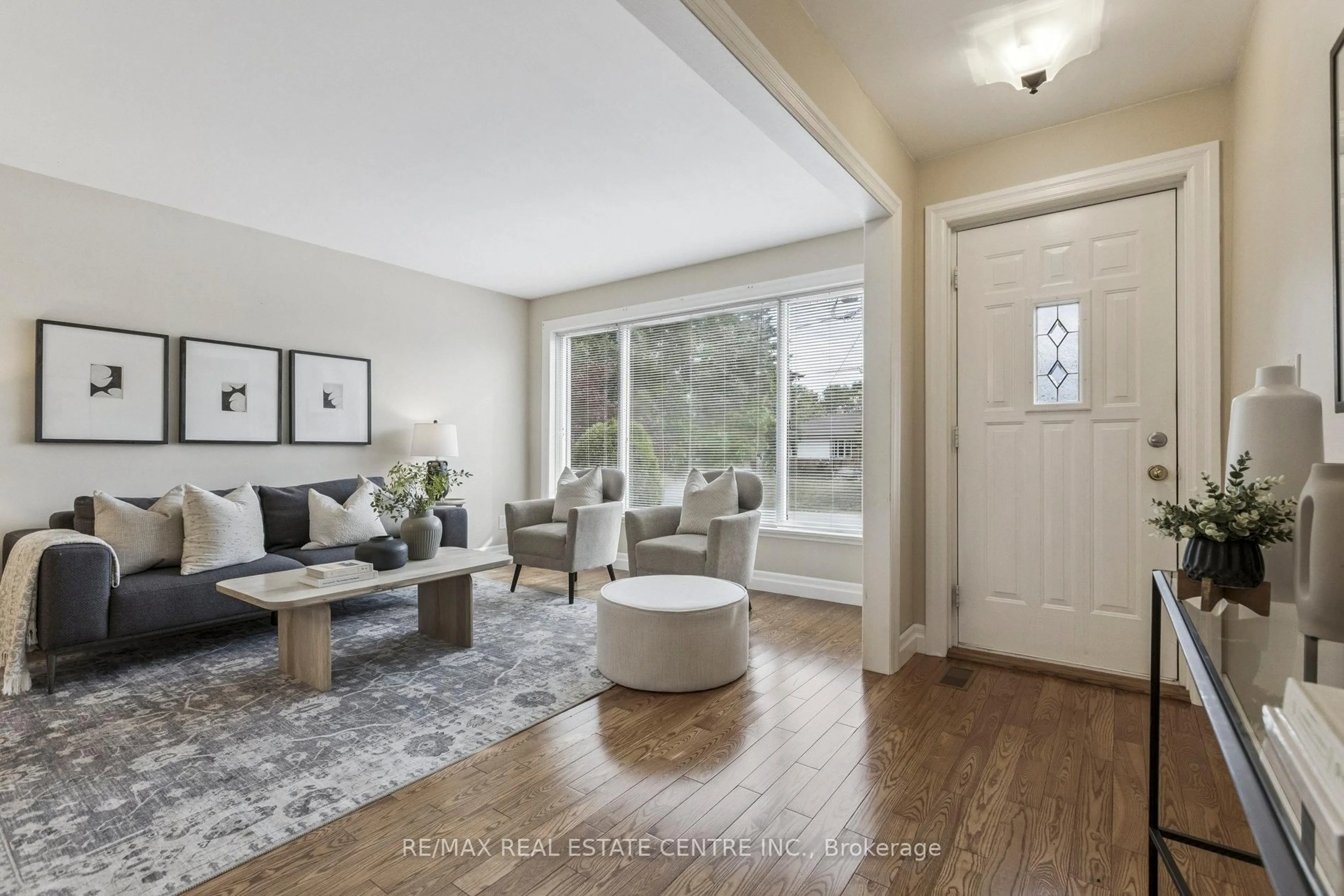 Living room with furniture, unknown for 249 Southview Rd, Oakville Ontario L6K 2P2