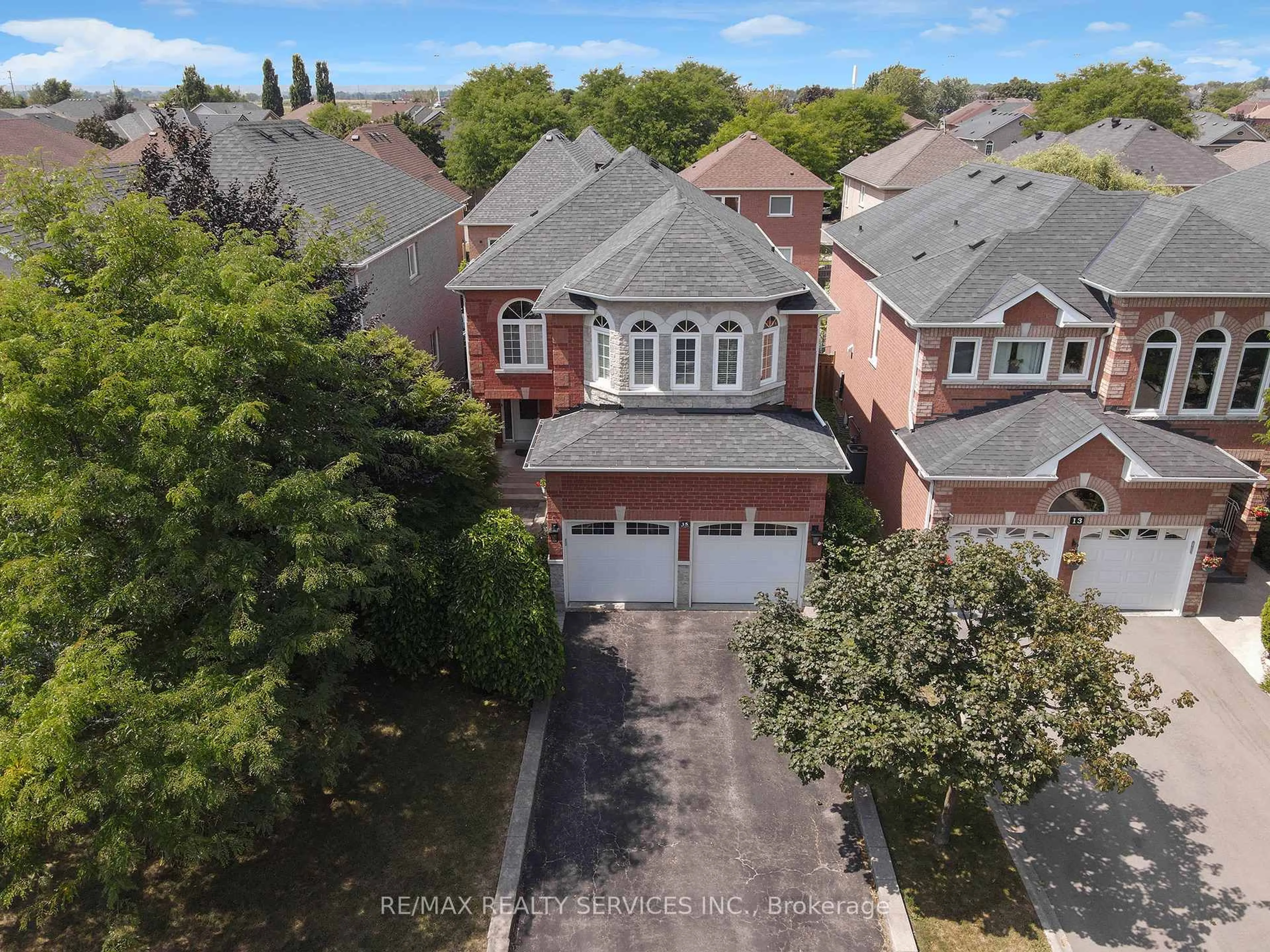 A pic from outside/outdoor area/front of a property/back of a property/a pic from drone, street for 15 Sweet Briar Lane, Brampton Ontario L6Z 4V3