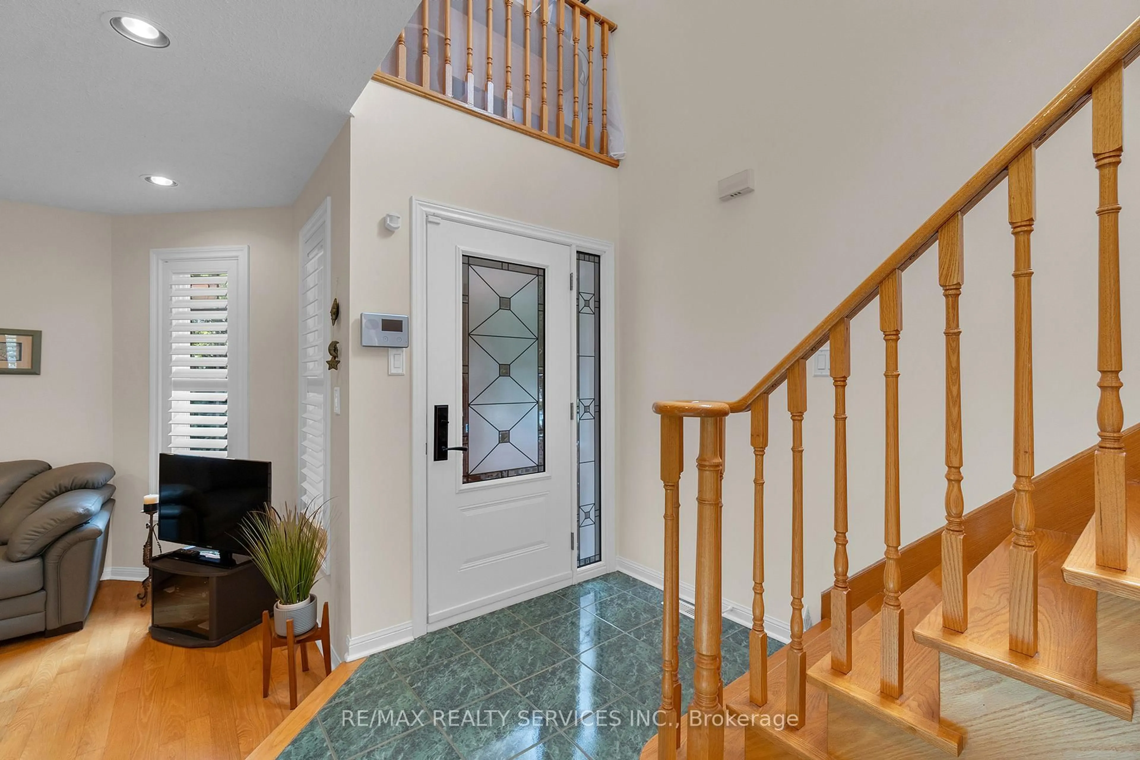 Indoor entryway for 15 Sweet Briar Lane, Brampton Ontario L6Z 4V3