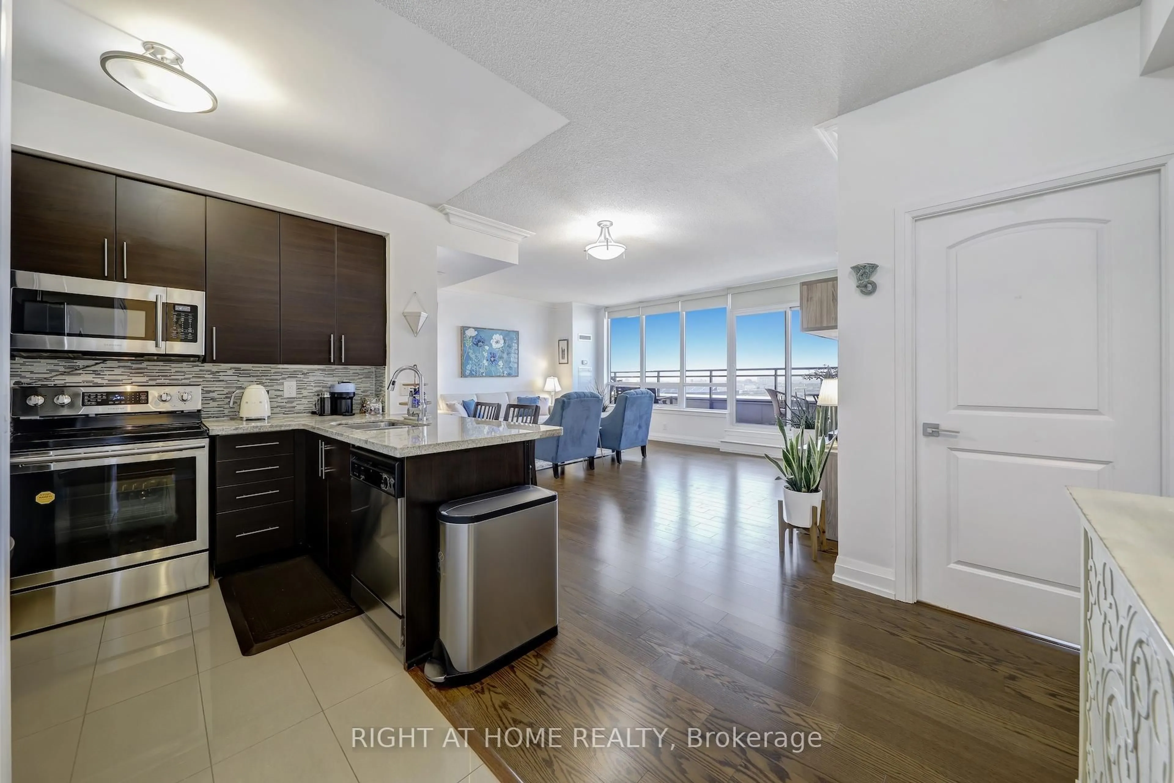 Open concept kitchen, unknown for 55 De Boers Dr #LPH04, Toronto Ontario M3J 0G5