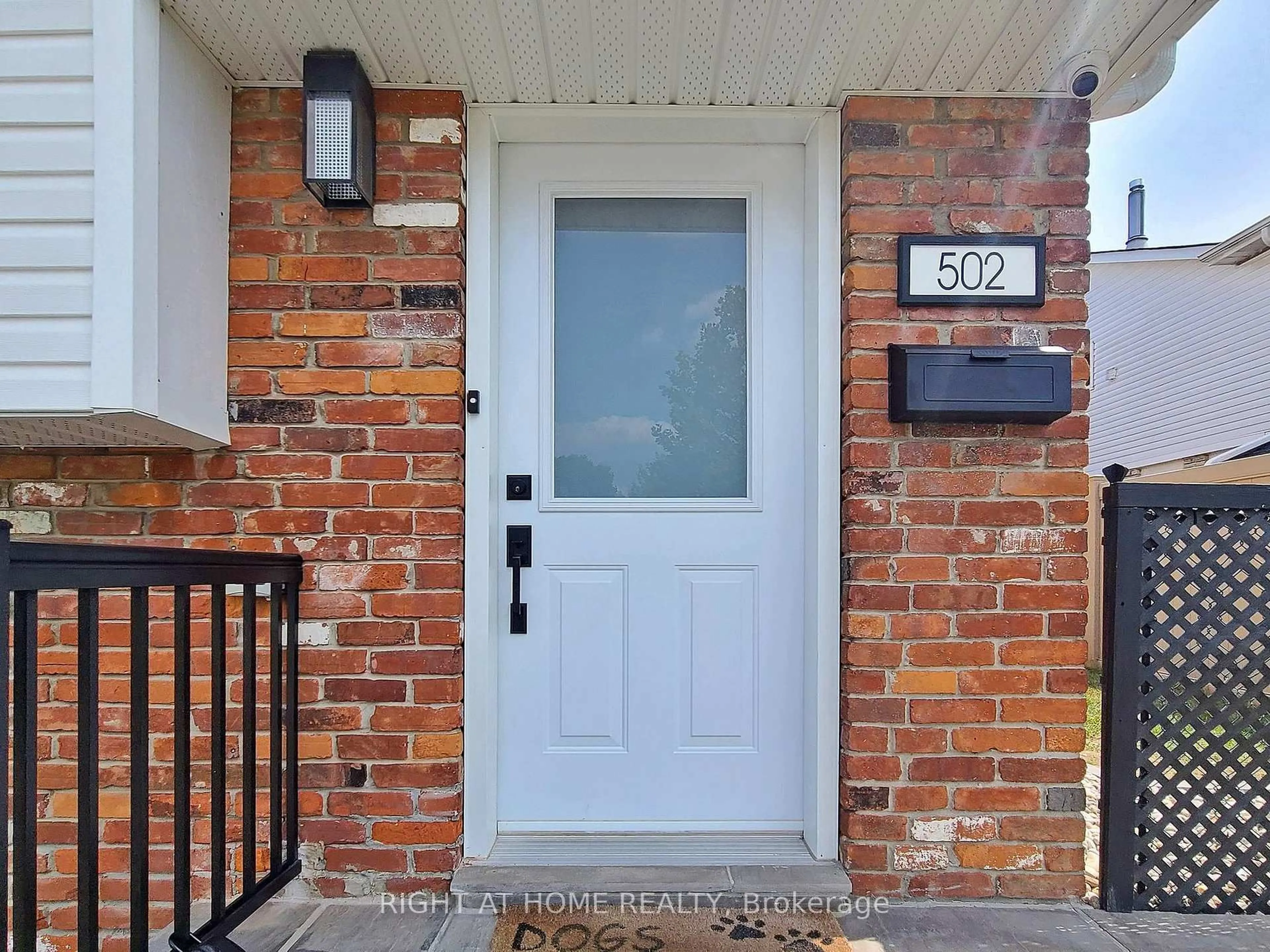 Indoor entryway for 502 Galedowns Crt, Mississauga Ontario L5A 3H9