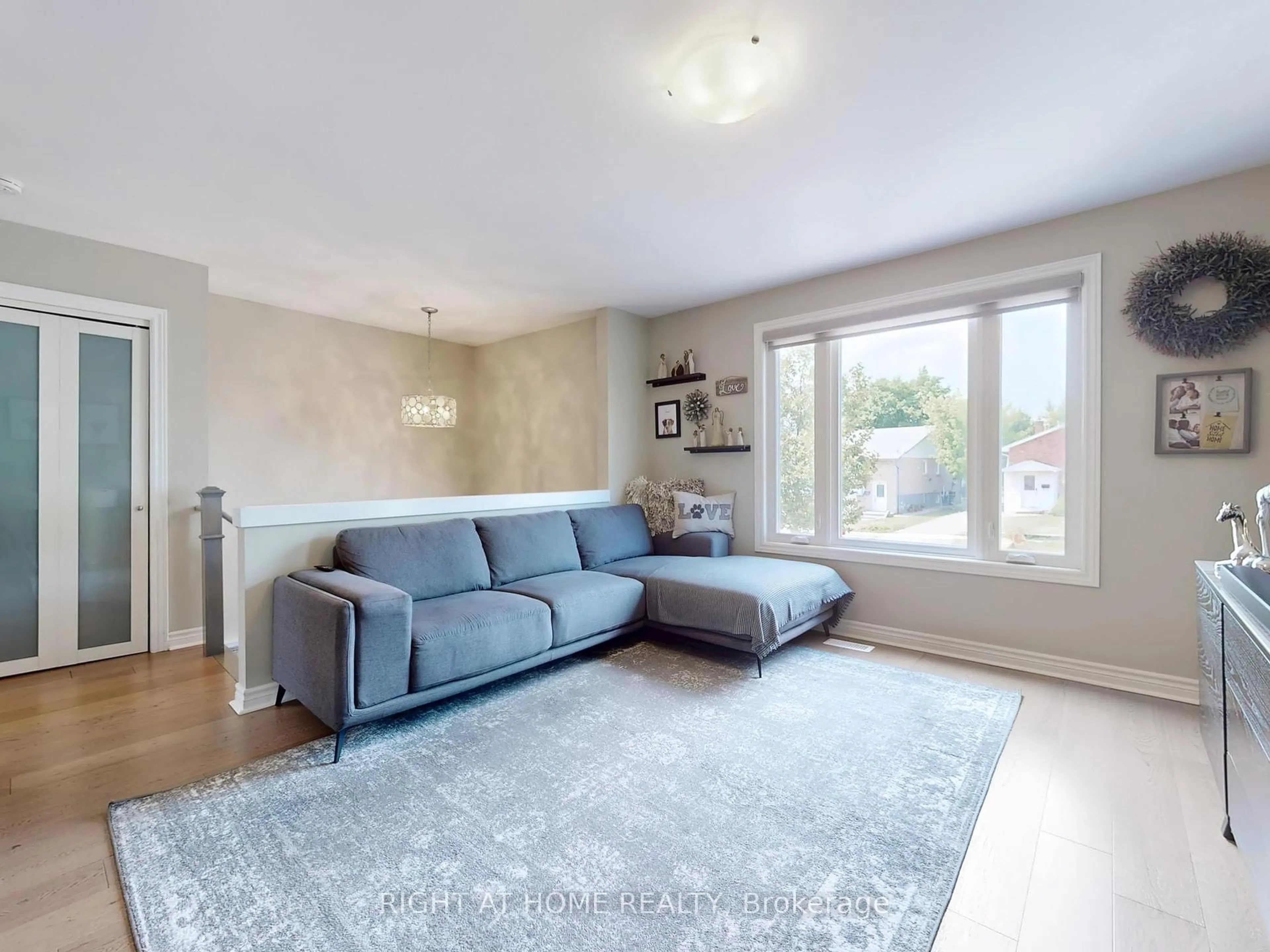 Living room with furniture, unknown for 502 Galedowns Crt, Mississauga Ontario L5A 3H9