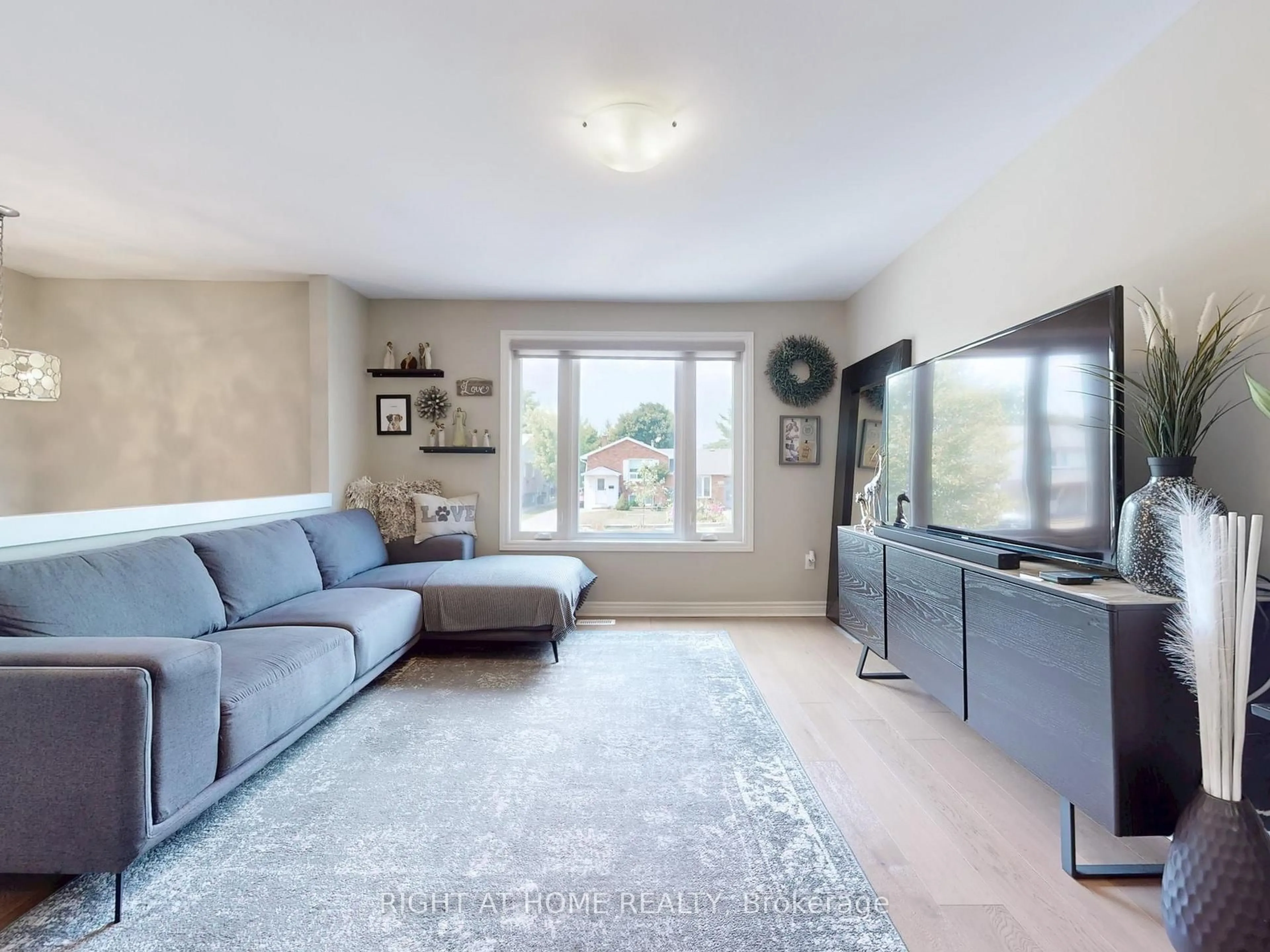 Living room with furniture, unknown for 502 Galedowns Crt, Mississauga Ontario L5A 3H9