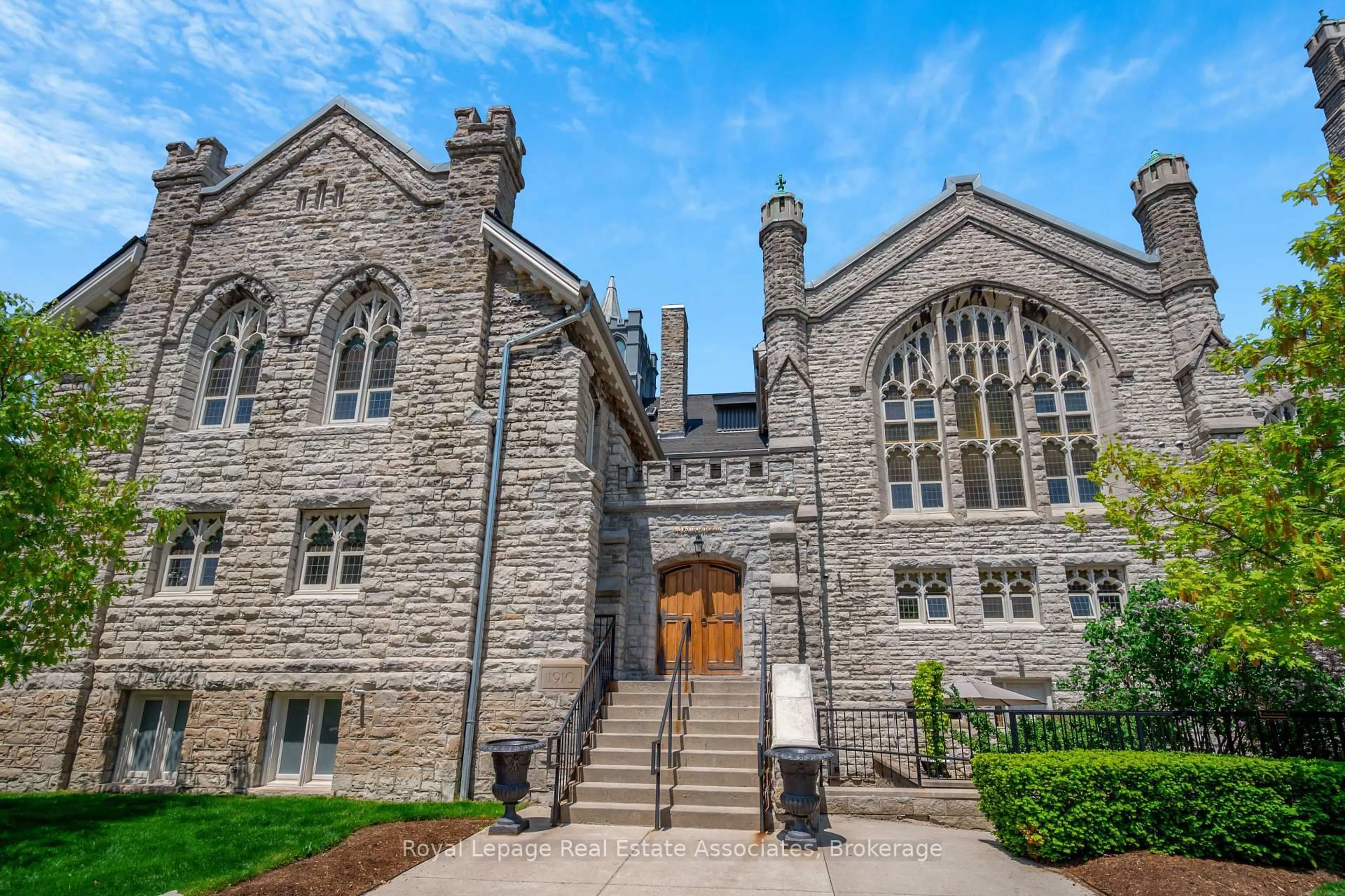 Indoor foyer for 384 Sunnyside Ave #102, Toronto Ontario M6R 2S1