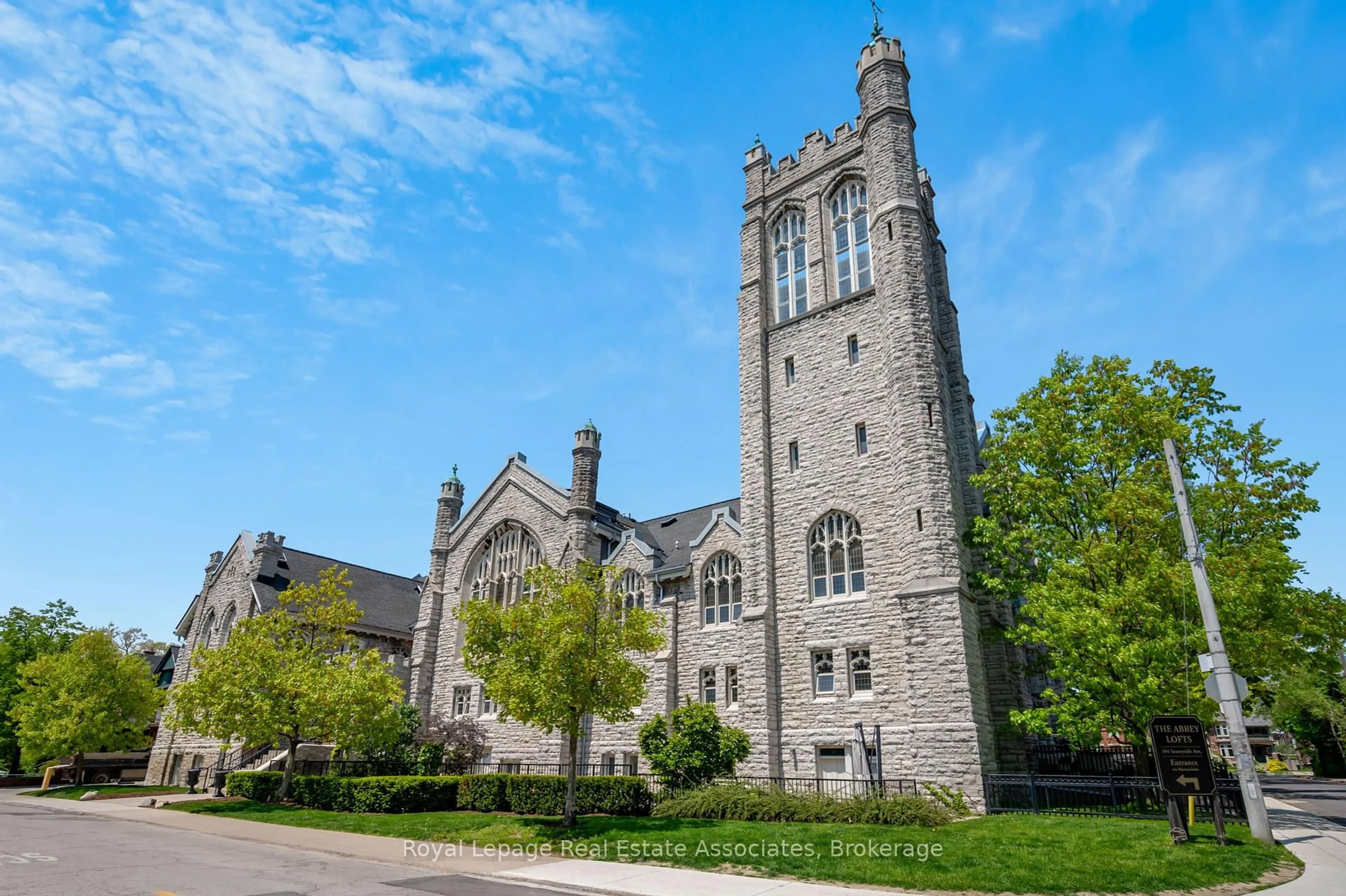 Patio, building for 384 Sunnyside Ave #102, Toronto Ontario M6R 2S1