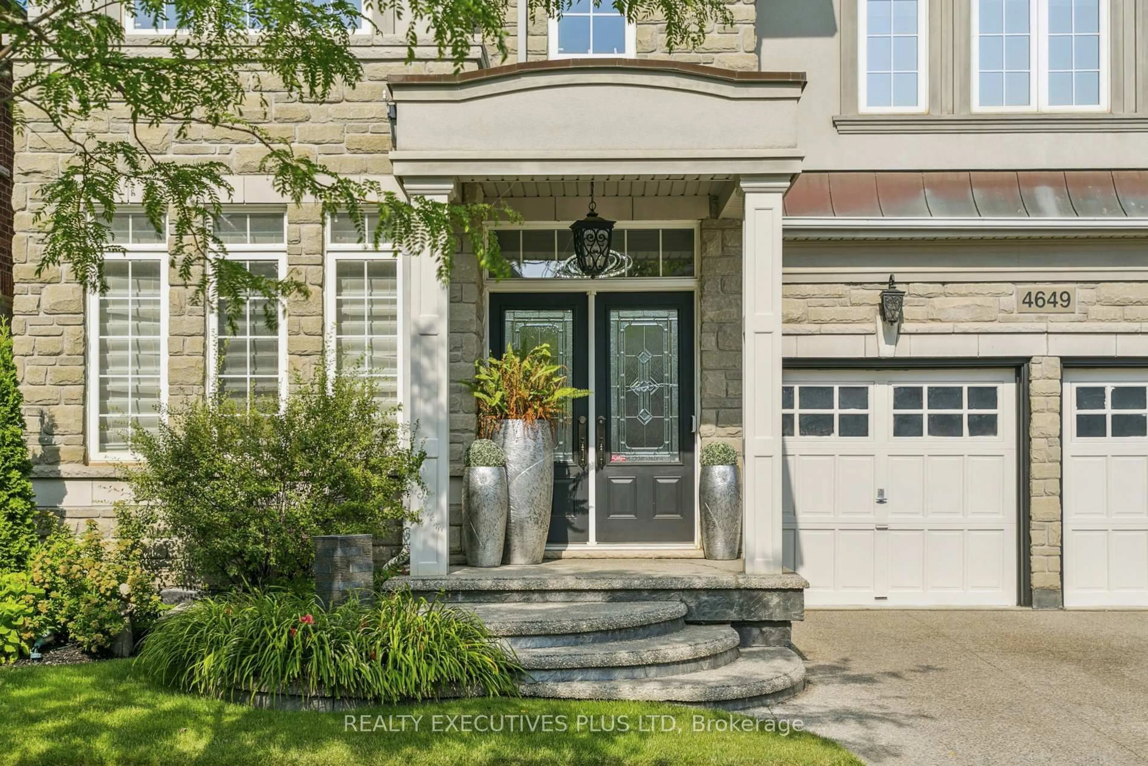 Indoor entryway for 4649 Simmons Rd, Burlington Ontario L7M 0E9
