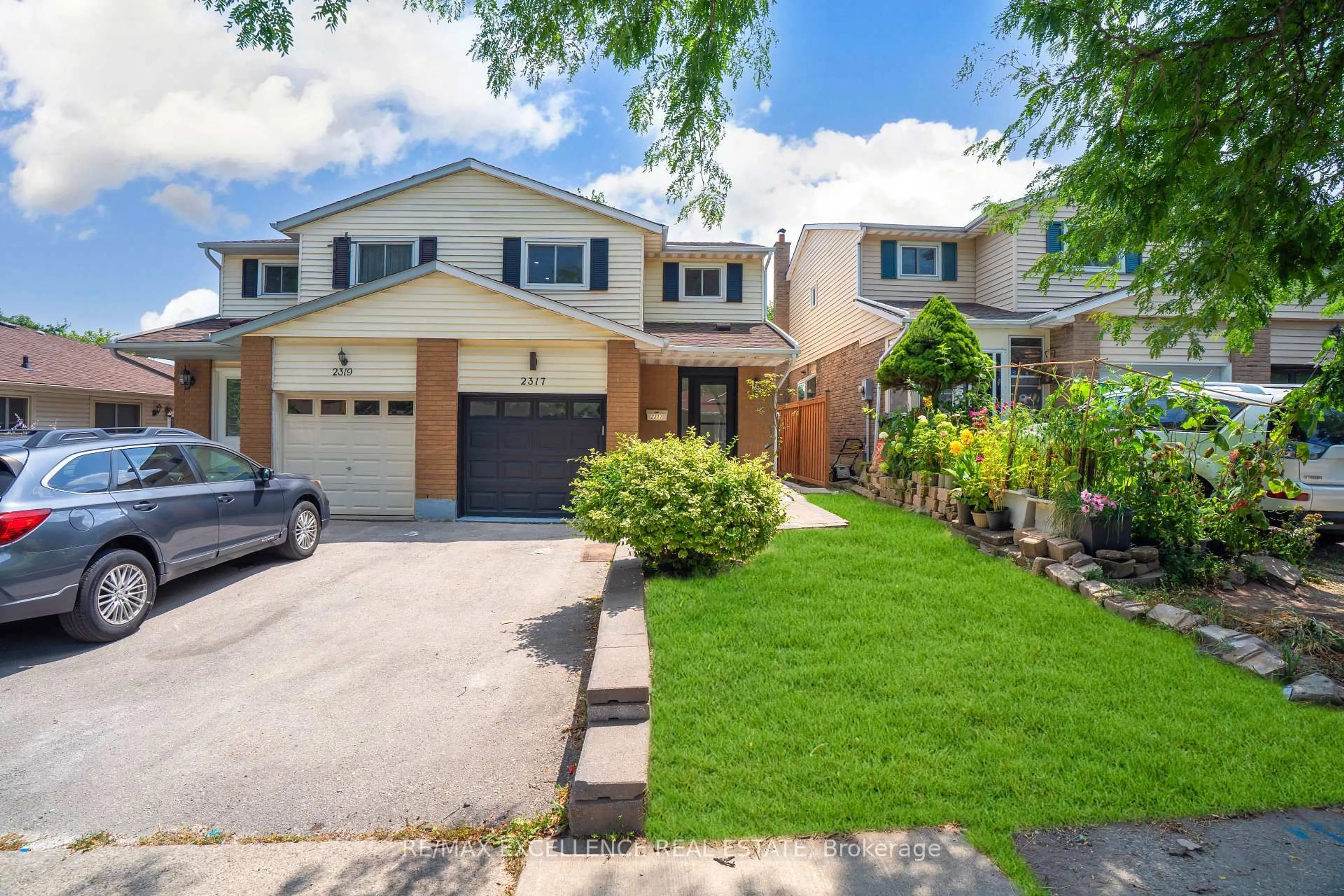 A pic from outside/outdoor area/front of a property/back of a property/a pic from drone, street for 2317 GREENBANK Tr, Burlington Ontario L7P 3S7