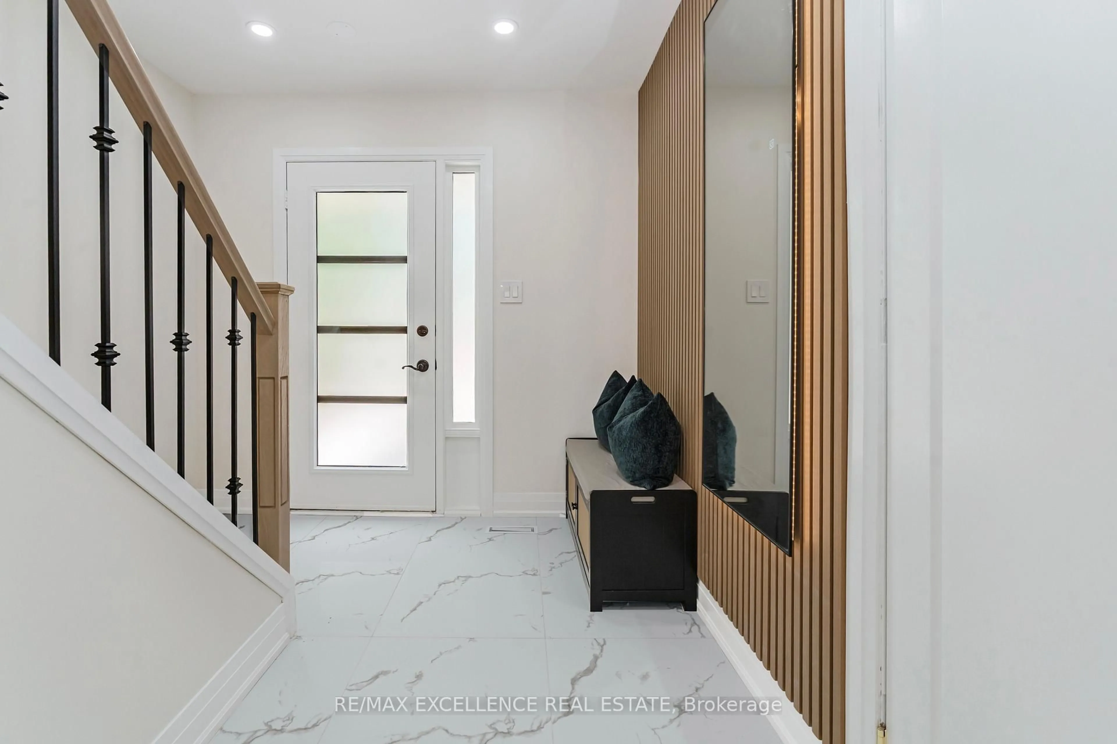 Indoor foyer for 2317 GREENBANK Tr, Burlington Ontario L7P 3S7