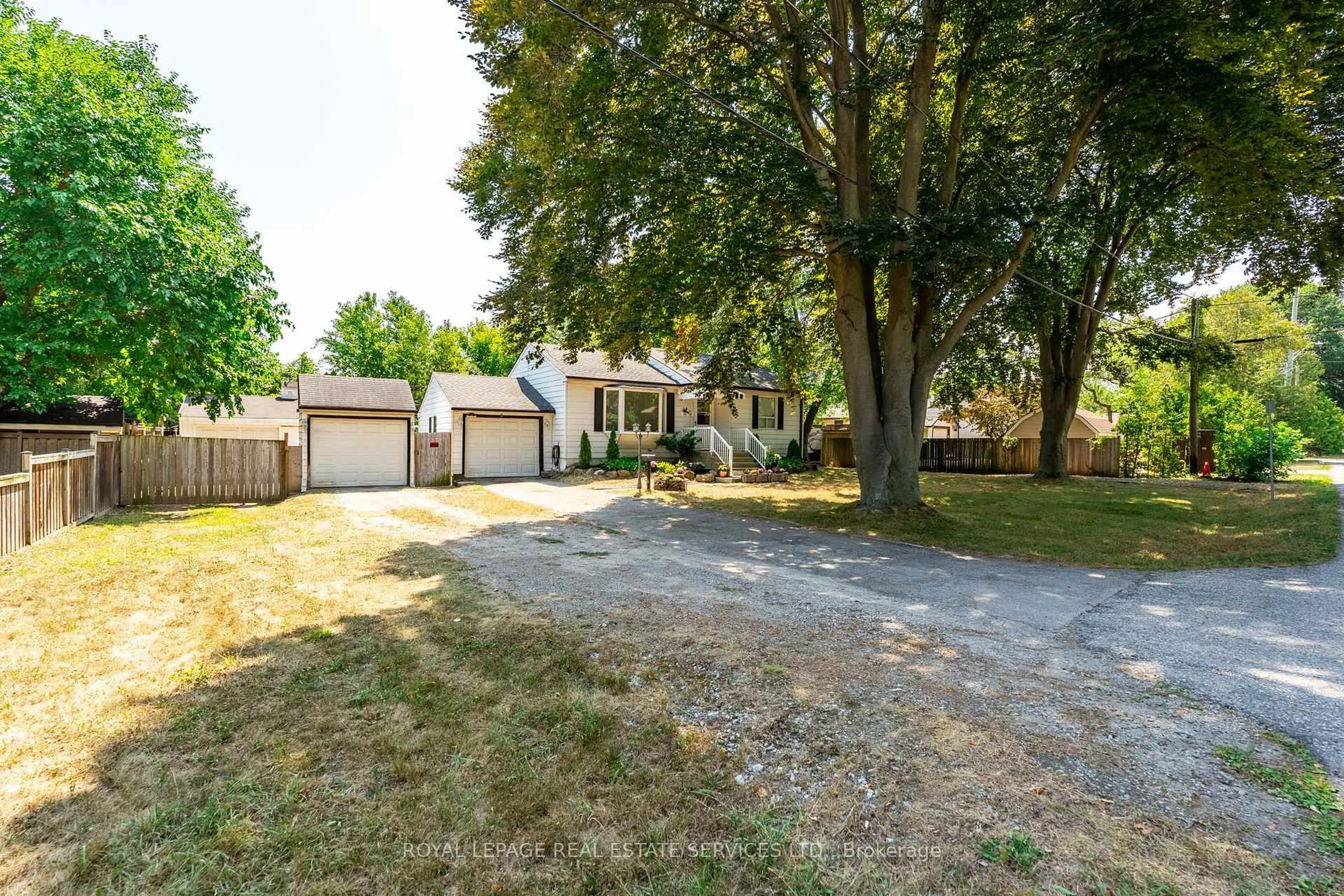 A pic from outside/outdoor area/front of a property/back of a property/a pic from drone, street for 14 Germorda Dr, Oakville Ontario L6H 1A8