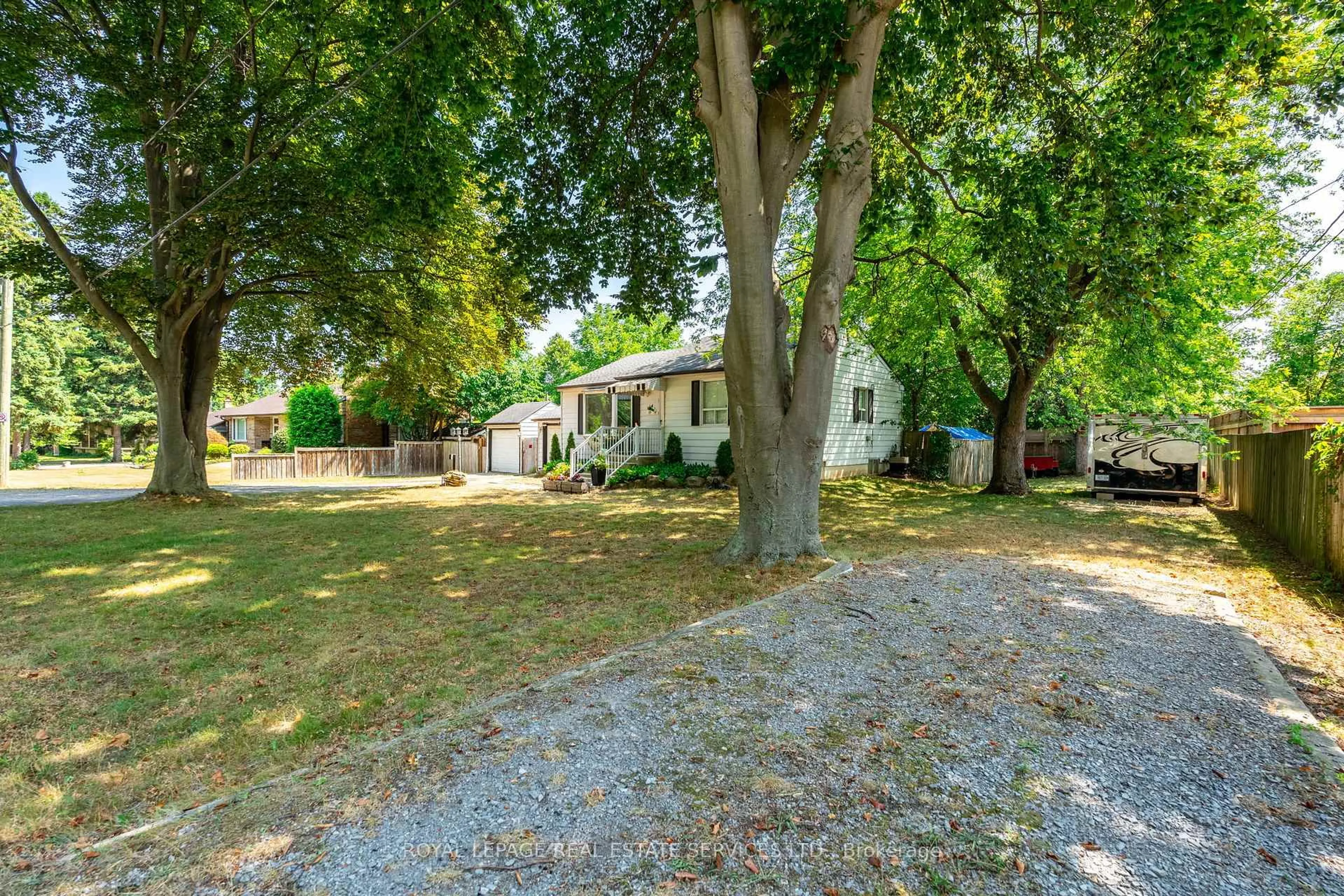 A pic from outside/outdoor area/front of a property/back of a property/a pic from drone, street for 14 Germorda Dr, Oakville Ontario L6H 1A8