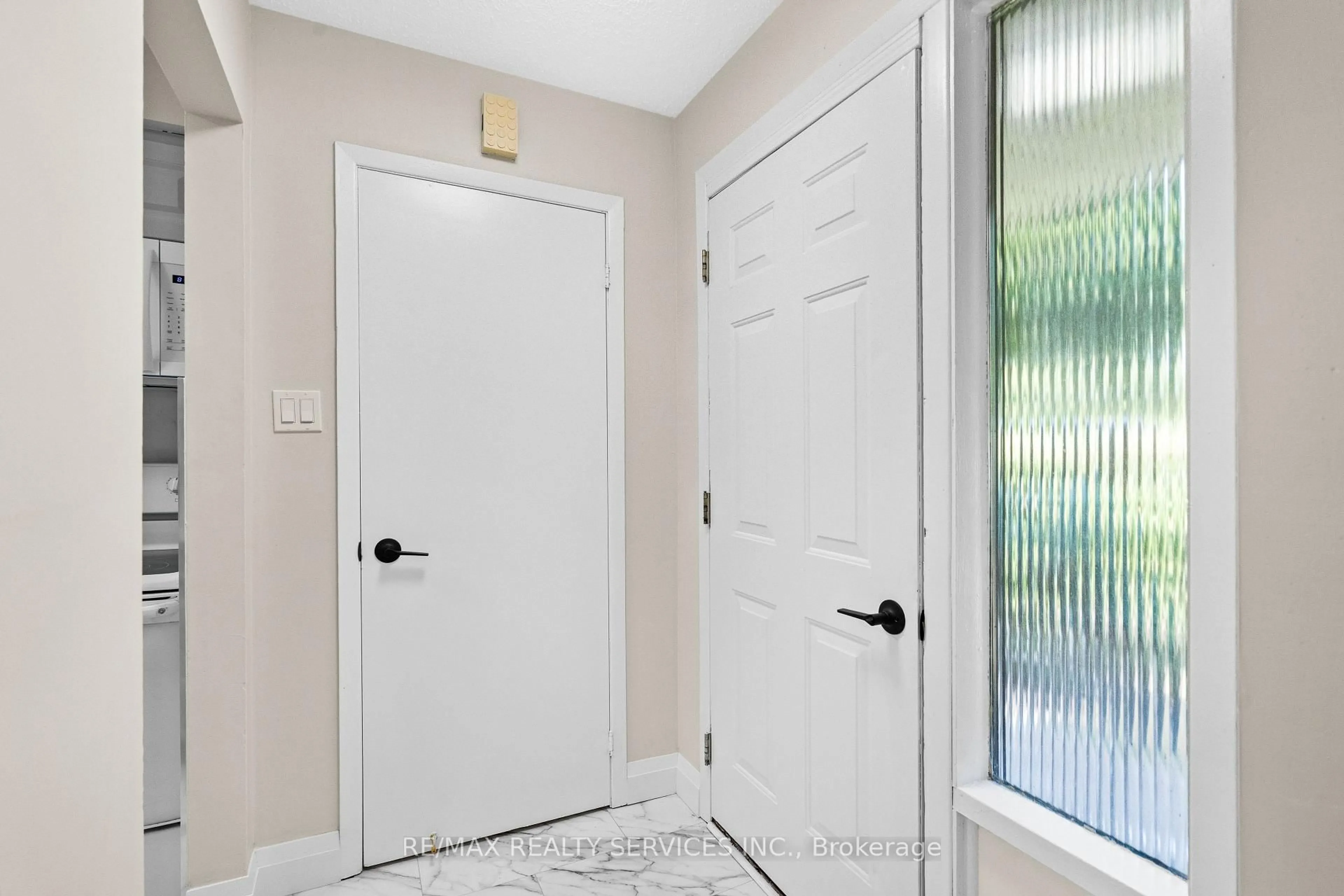 Indoor entryway for 68 Montjoy Cres, Brampton Ontario L6S 3E7
