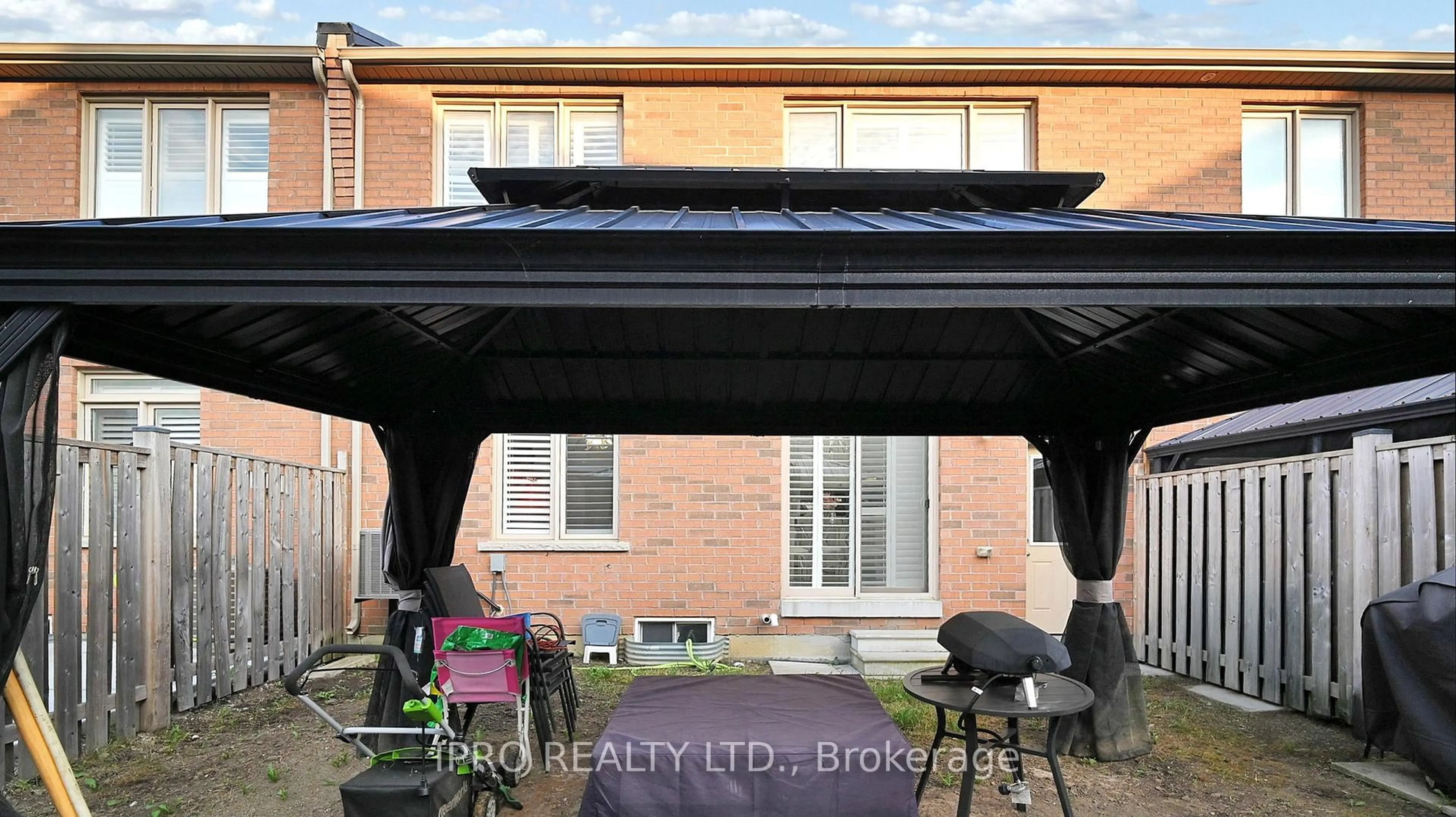 Patio, building for 28 Yellowknife Rd, Brampton Ontario L6R 3X3