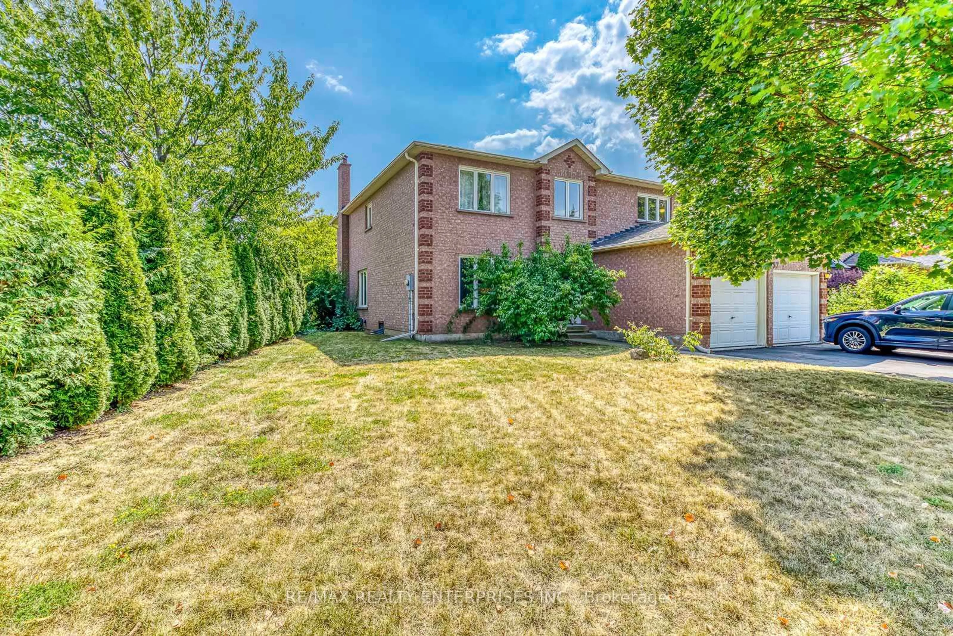 A pic from outside/outdoor area/front of a property/back of a property/a pic from drone, street for 1037 Beechnut Rd, Oakville Ontario L6J 7P4