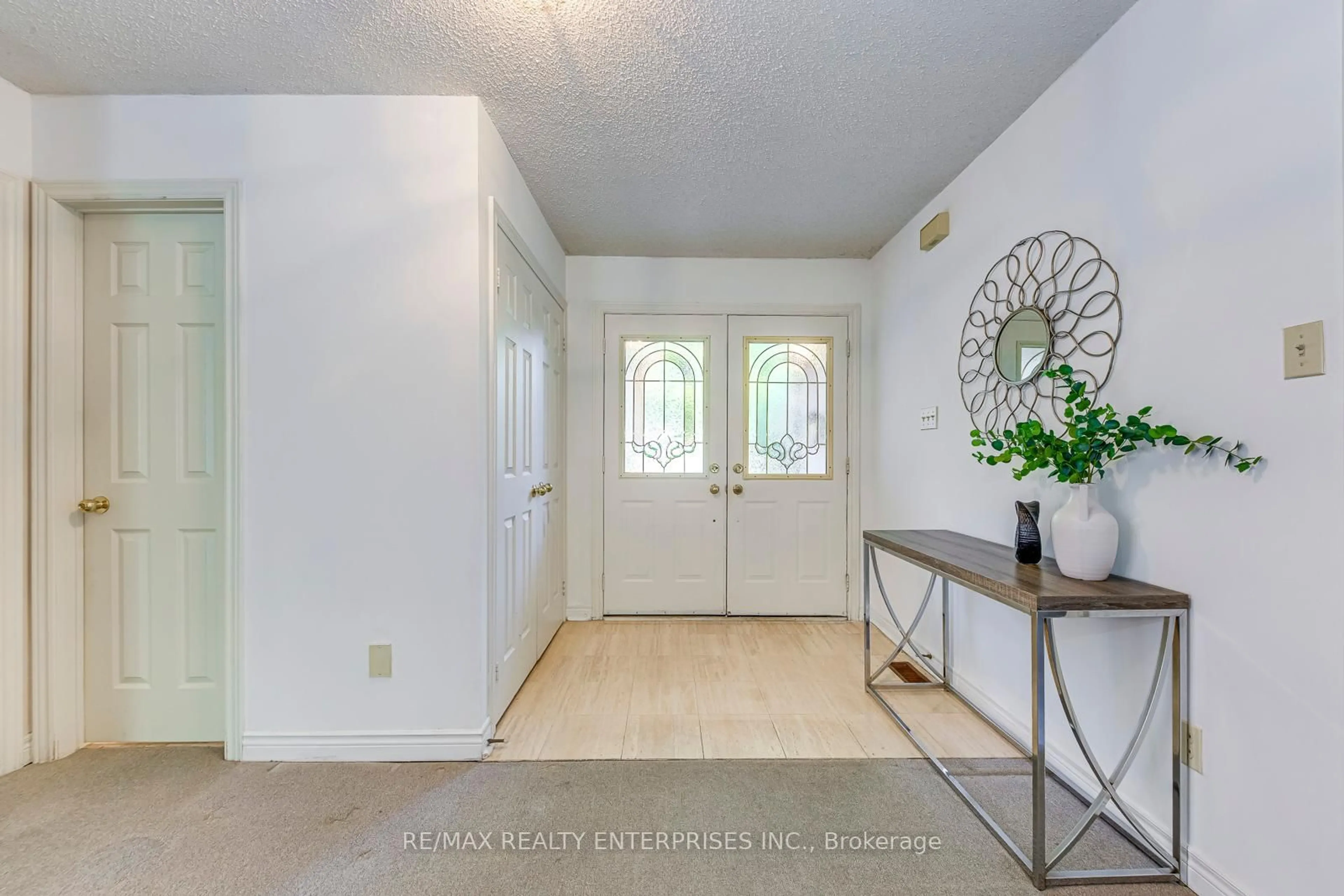 Indoor entryway for 1037 Beechnut Rd, Oakville Ontario L6J 7P4