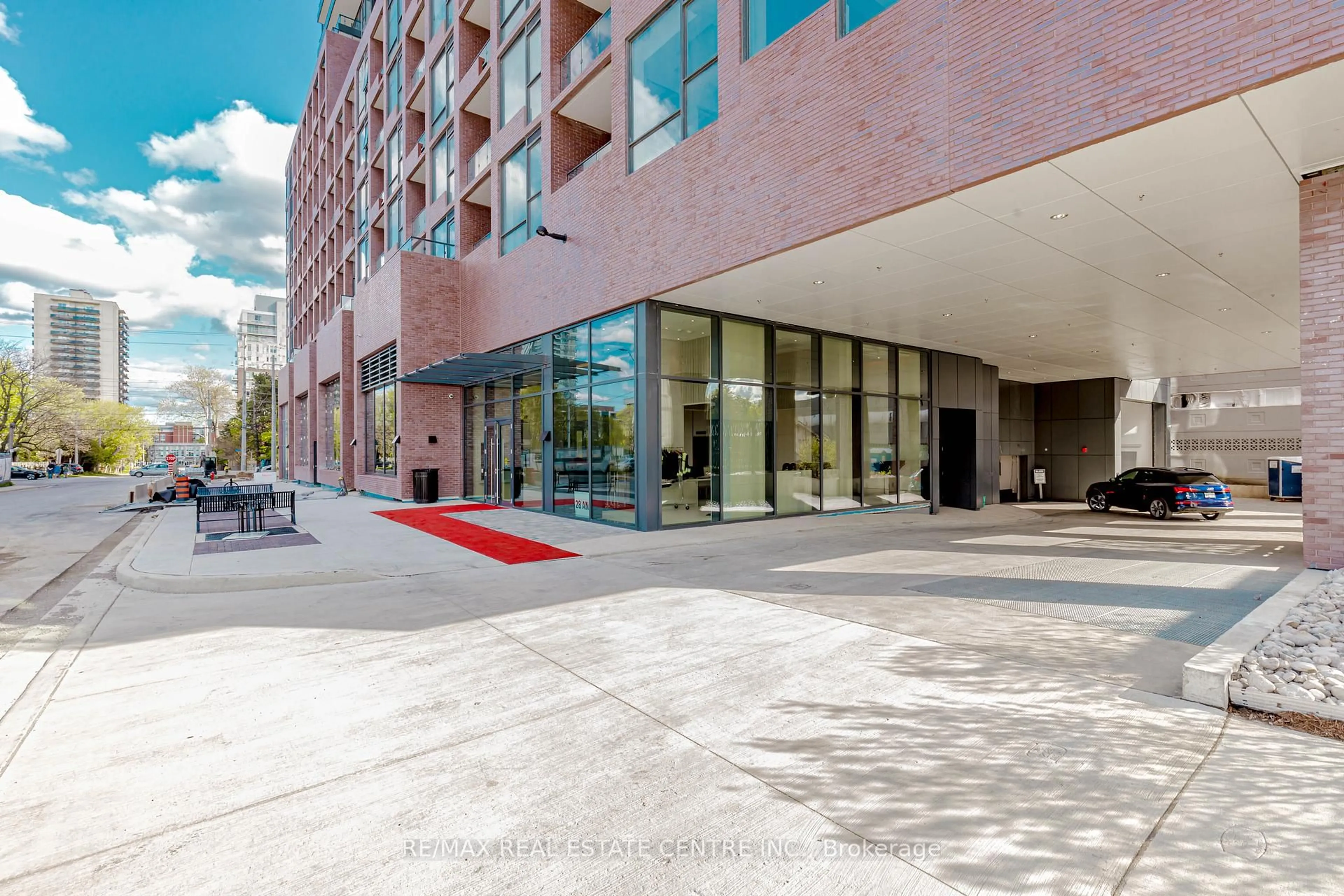 Unknown for 28 Ann St #310, Mississauga Ontario M3C 0H5