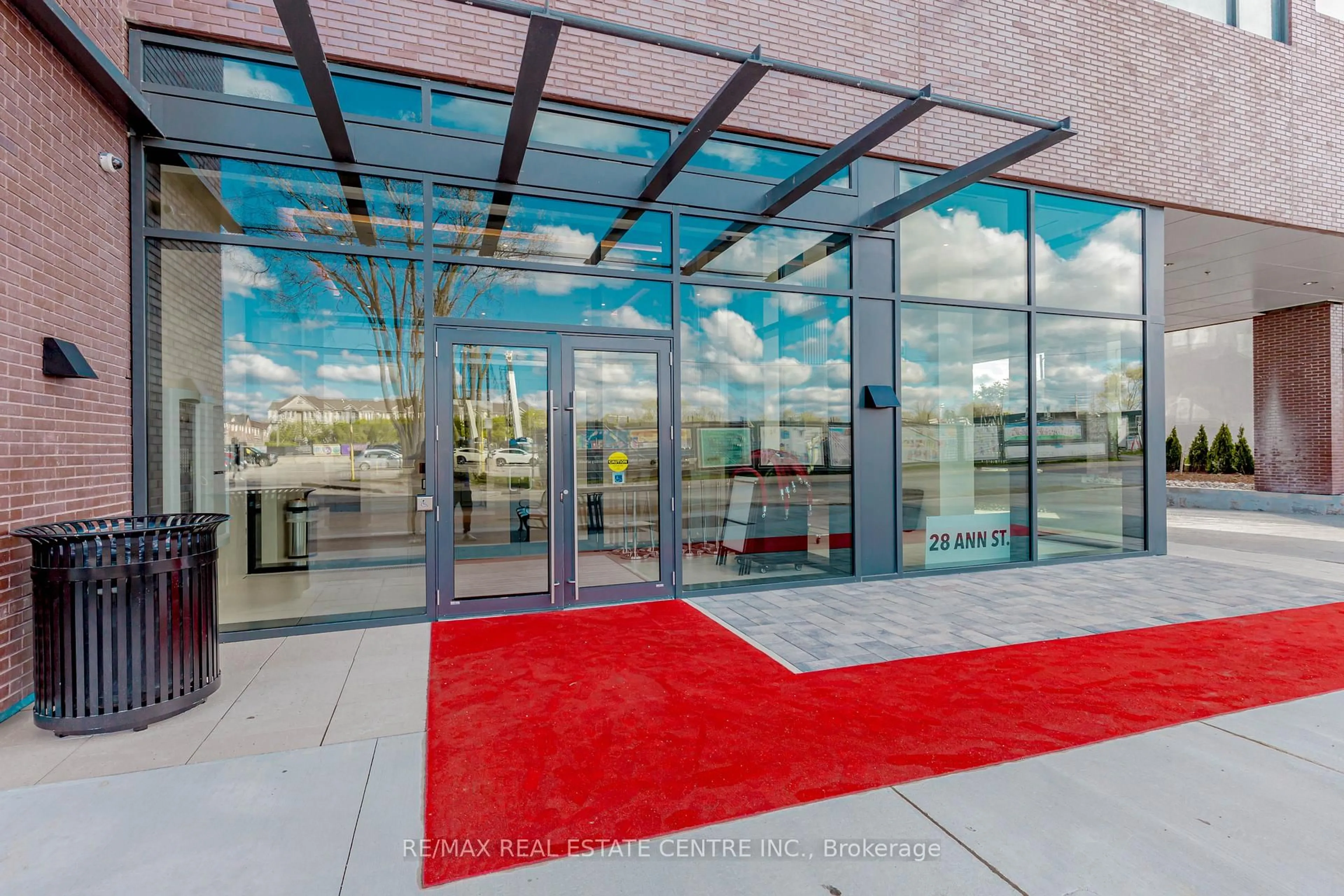 Indoor foyer for 28 Ann St #310, Mississauga Ontario M3C 0H5