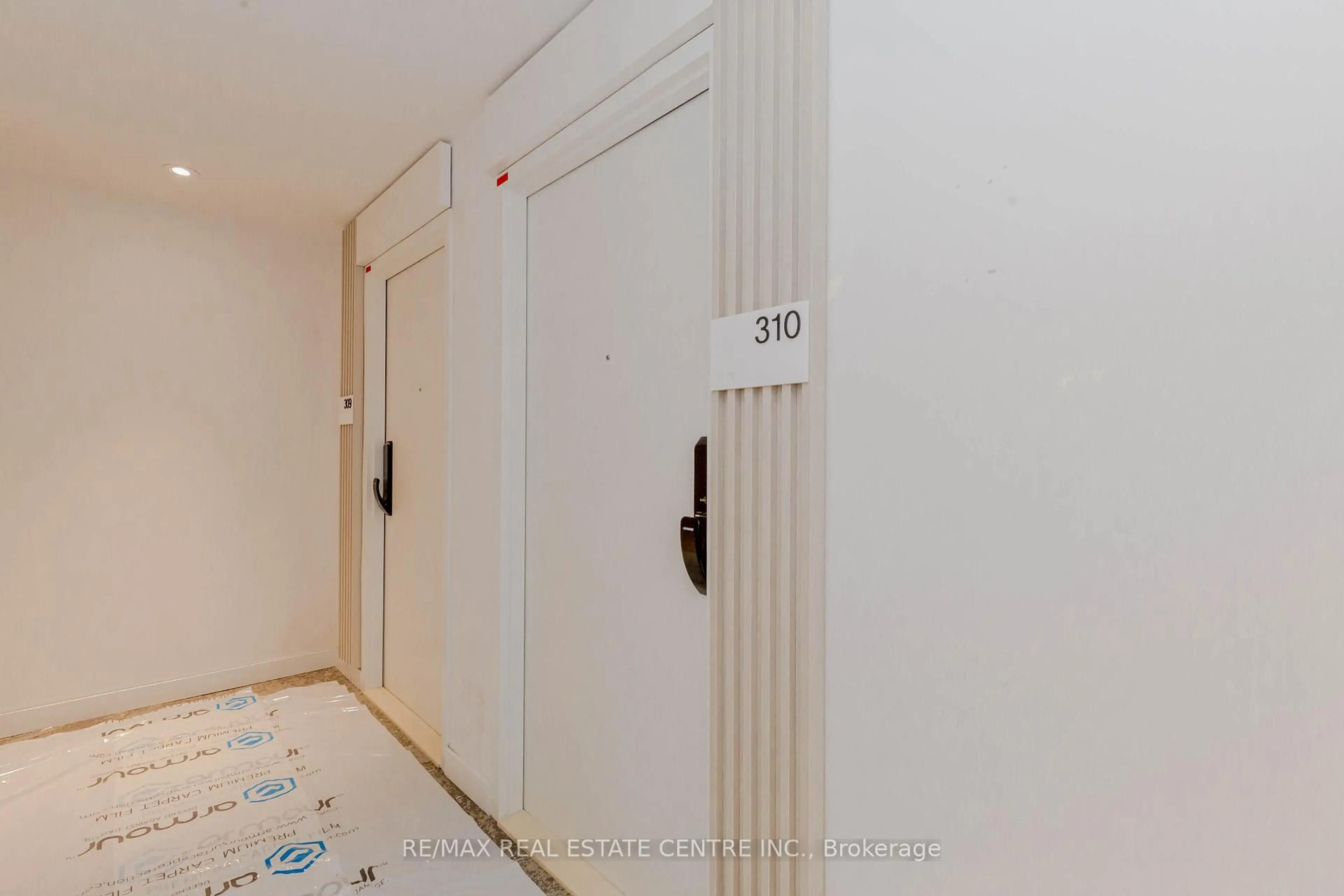 Unknown for 28 Ann St #310, Mississauga Ontario M3C 0H5