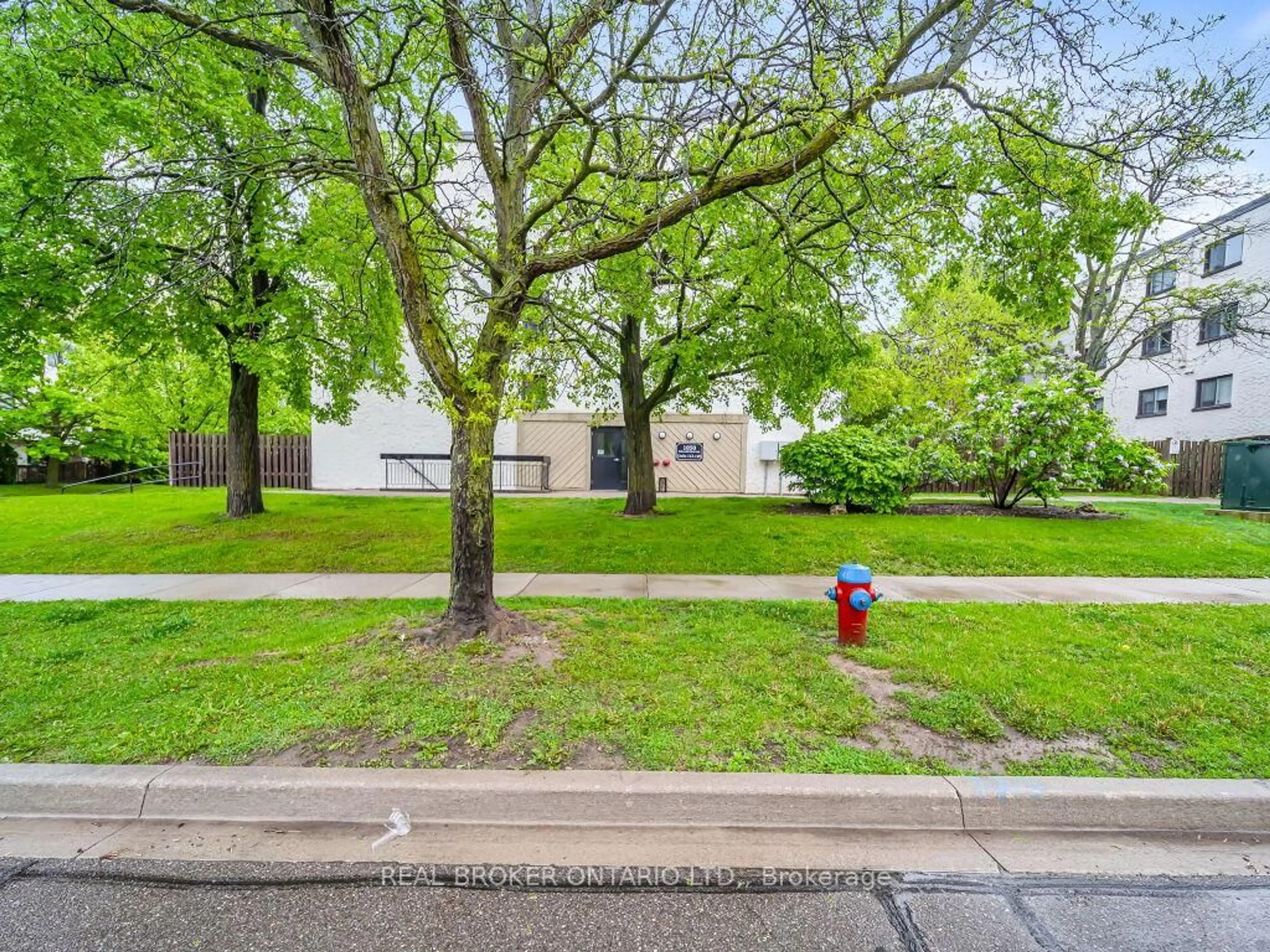 A pic from outside/outdoor area/front of a property/back of a property/a pic from drone, street for 1050 Falgarwood Dr #128, Oakville Ontario L6H 2P3
