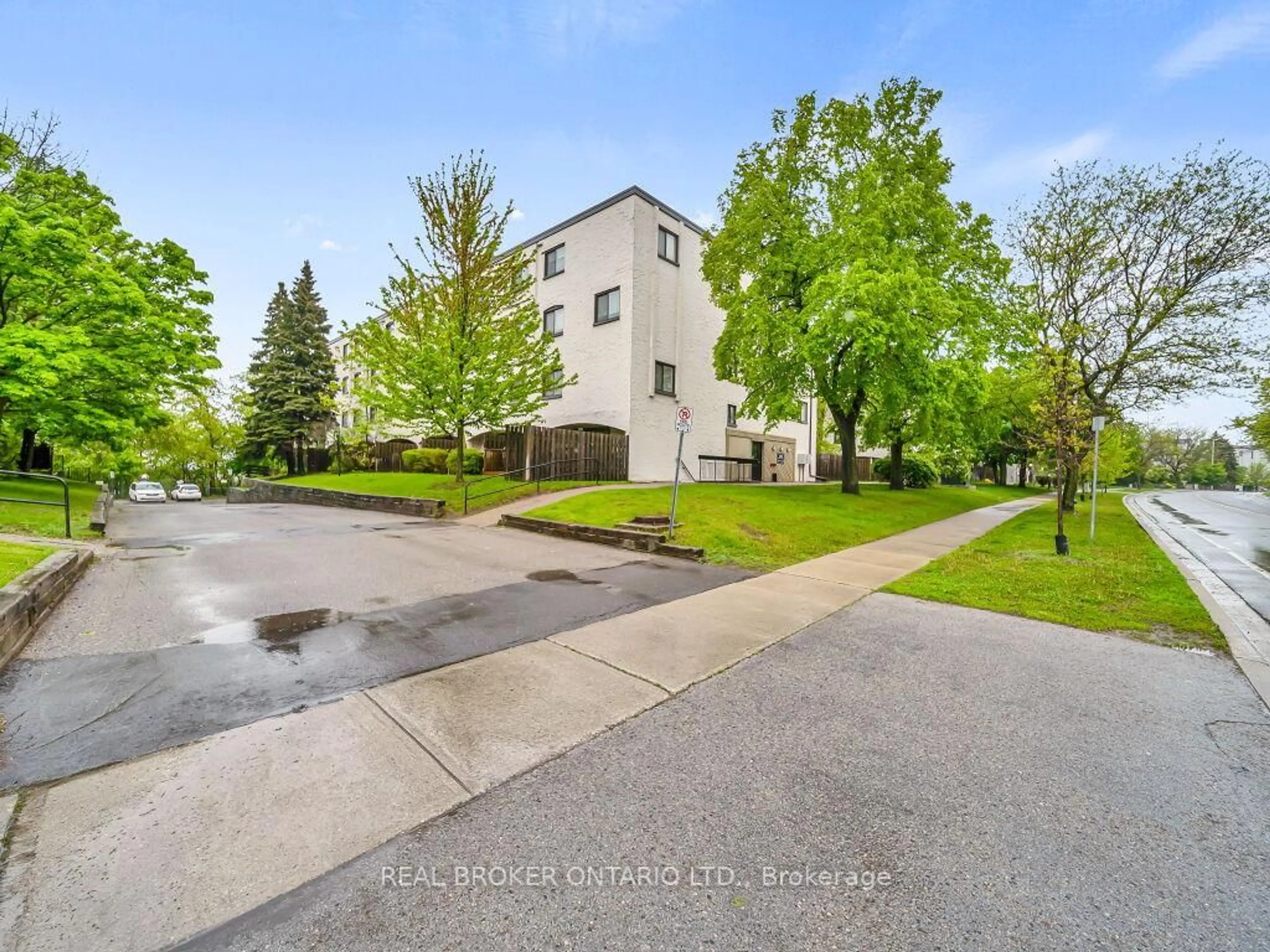 A pic from outside/outdoor area/front of a property/back of a property/a pic from drone, street for 1050 Falgarwood Dr #128, Oakville Ontario L6H 2P3