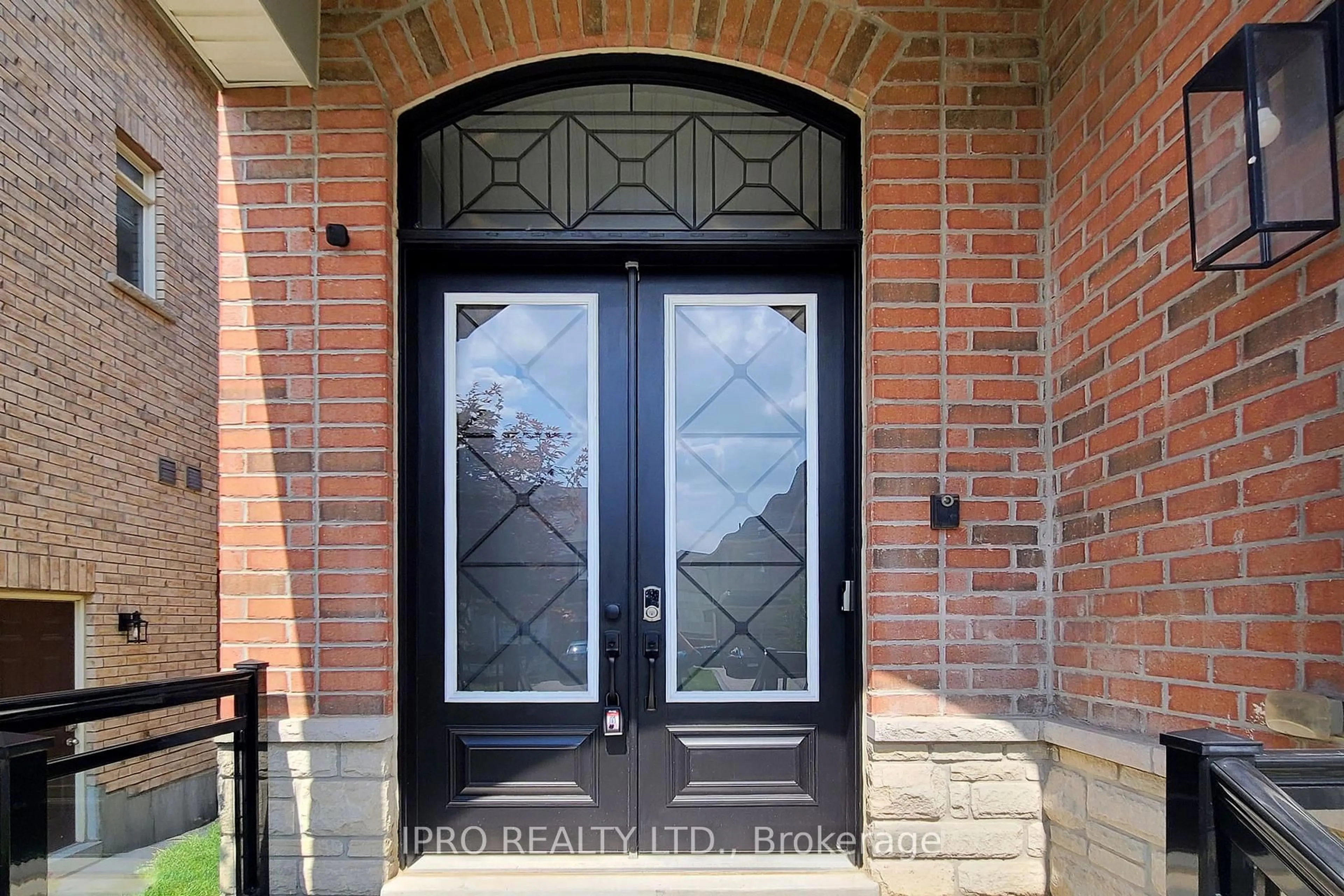 Indoor entryway for 50 Agincourt Circ, Brampton Ontario L6X 2M4